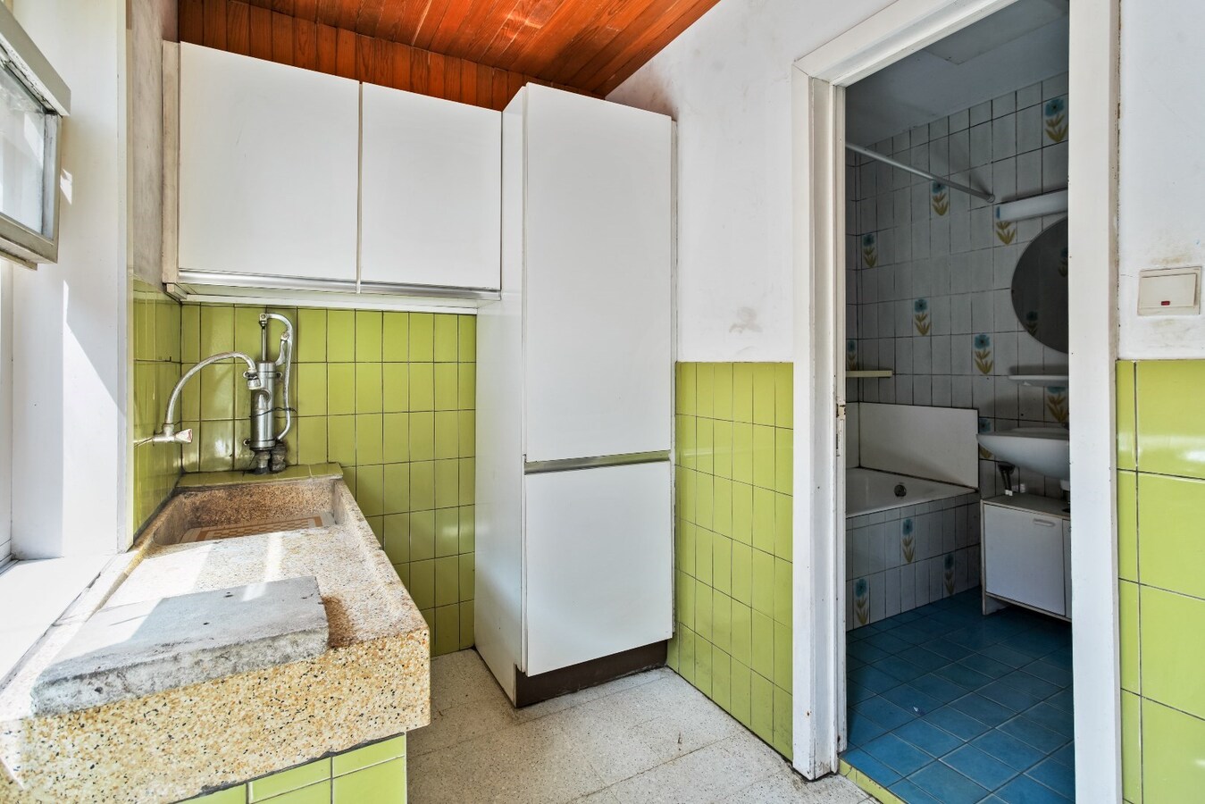 Ruime handelspand met woonst op commerciële ligging 