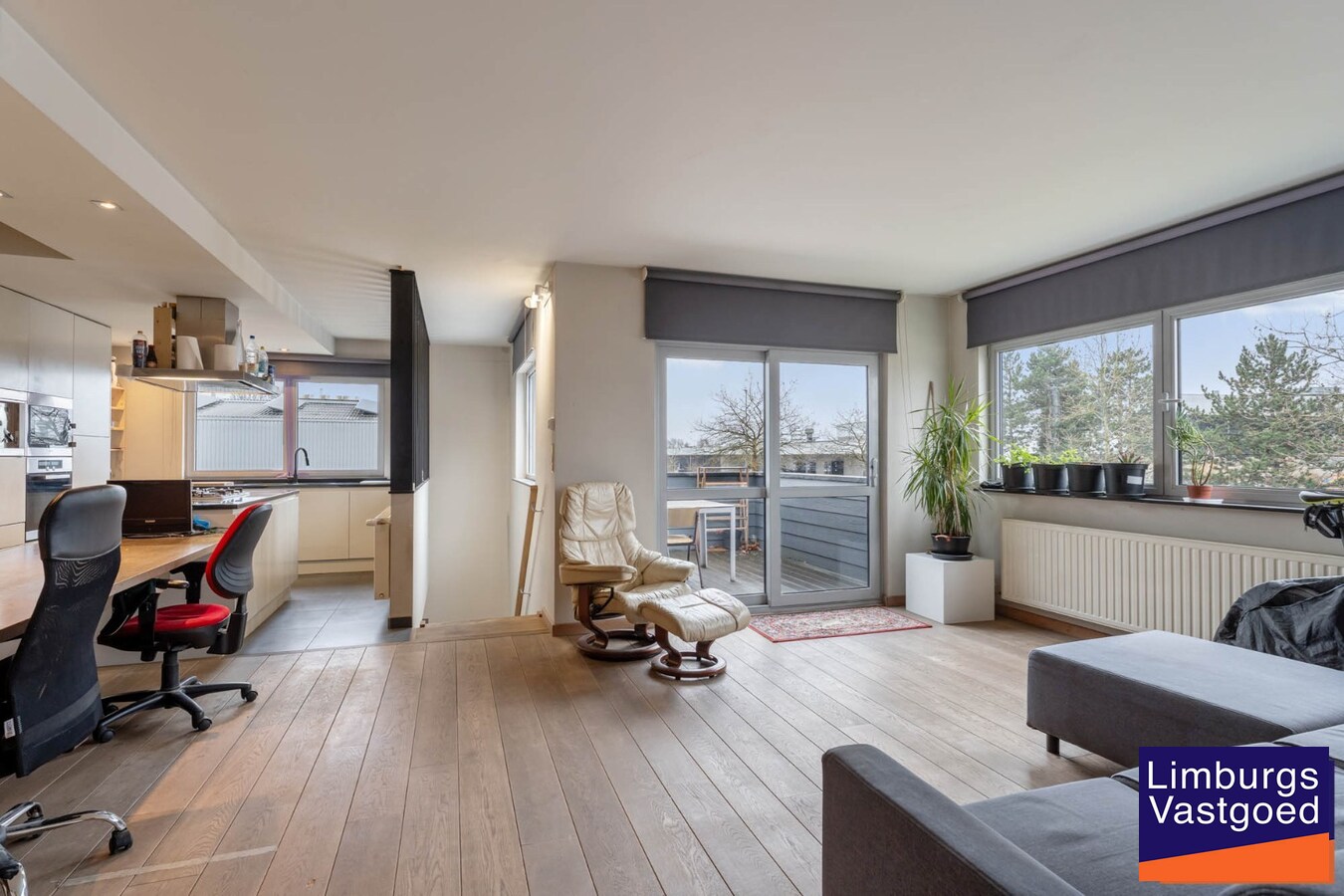 Industrieel gebouw, met woonst.1.696m², met kantoren 120m² + appartement 120m², Genk-Zuid 