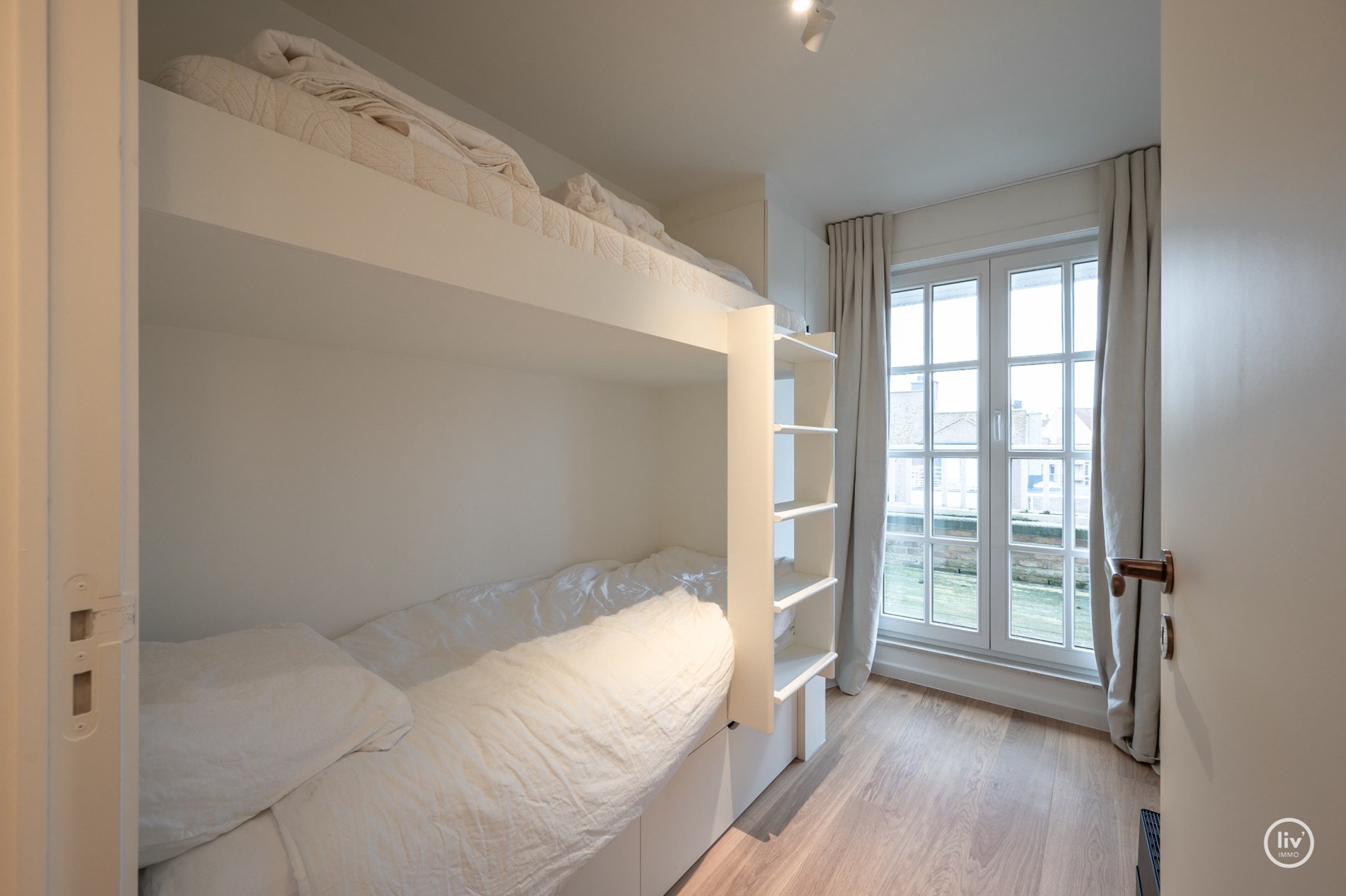 Prachtig gerenoveerd duplexappartement, ideaal gelegen vlakbij de Heilig Hartkerk in het hart van Knokke. 