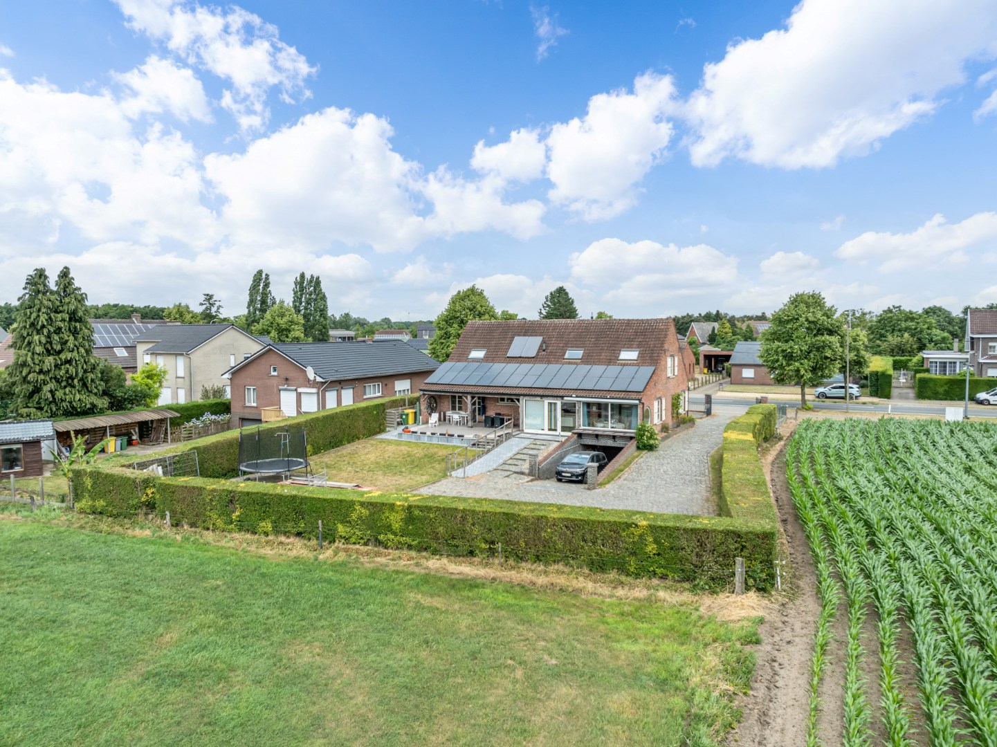 Ruime gezinswoning met 5 slaapkamers en 319 m² bew. opp. te Westerlo! 