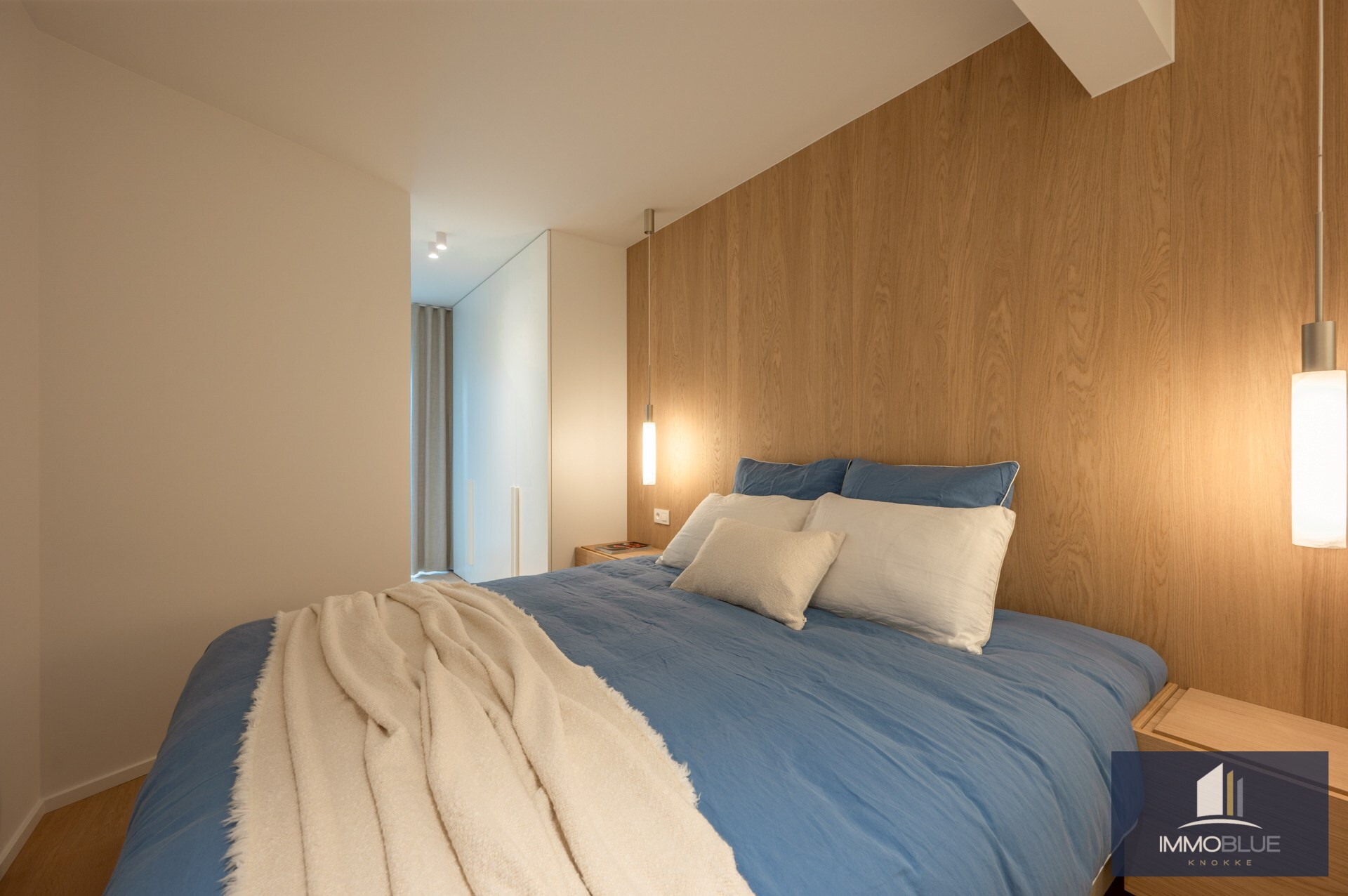 Prachtig gerenoveerd drie-slaapkamerappartement op een toplocatie vlak bij de Zeedijk en genietend van een zijdelings zeezicht. 