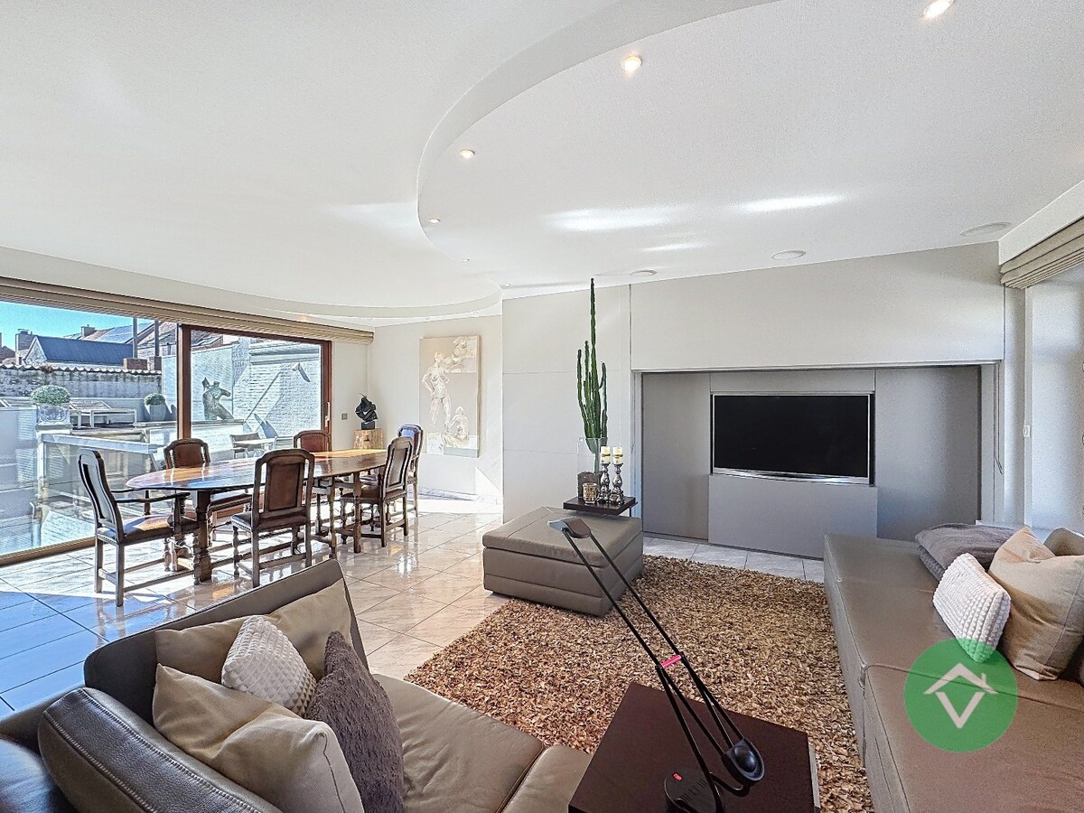 Deze instapklare handelswoning is gelegen in het centrum op een commerciële topligging op de markt van Koekelare 