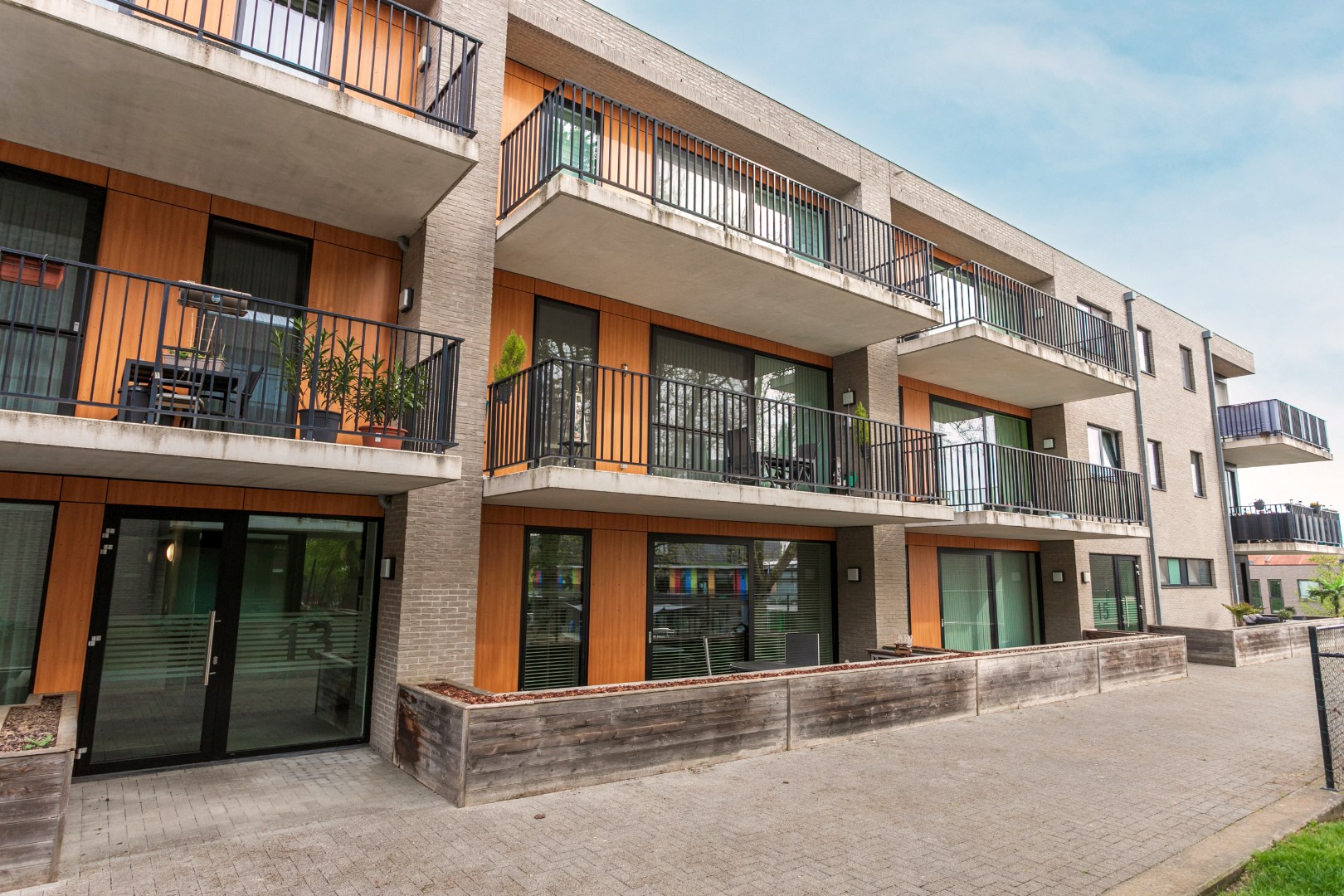 Instapklaar en energiezuinig gelijkvloers appartement met 2 SLPKS, tuin en terras 