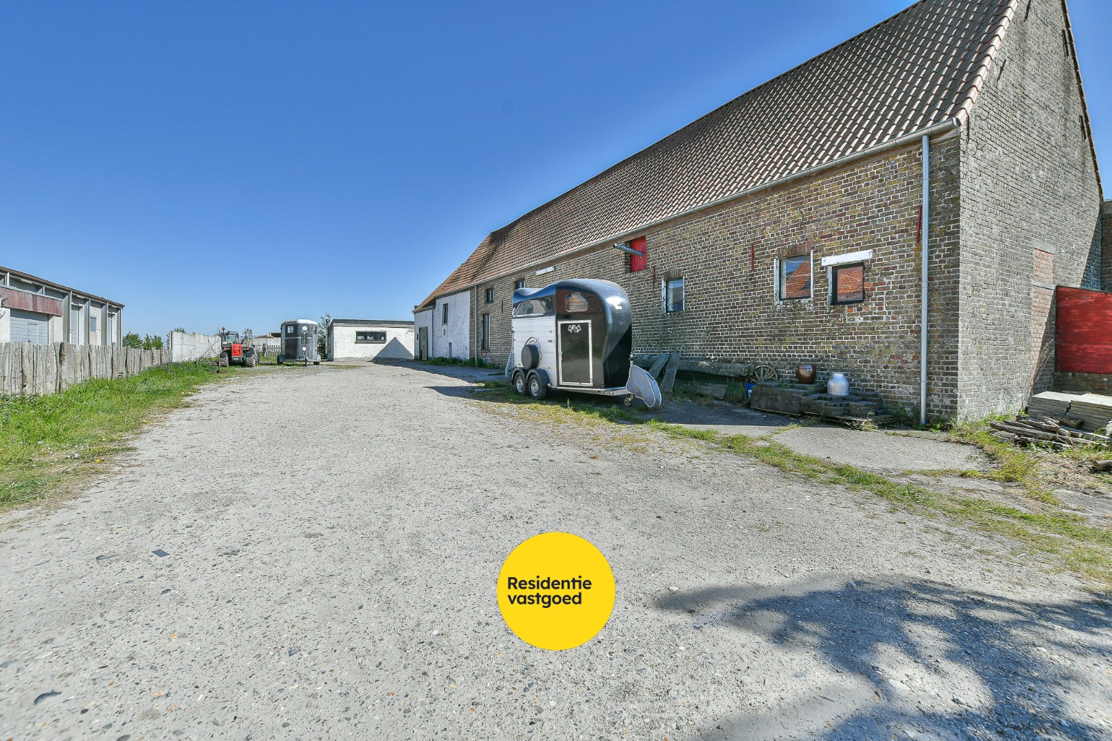 Authentieke hoeve met bouwland, stallen en bijgebouwen op unieke landelijke ligging tussen De Haan en Nieuwmunster 