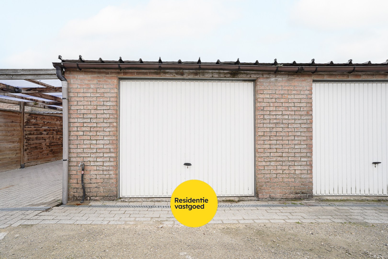 Gelijkvloers appartement inclusief garage, carport en staanplaats nabij het centrum van Ichtegem 