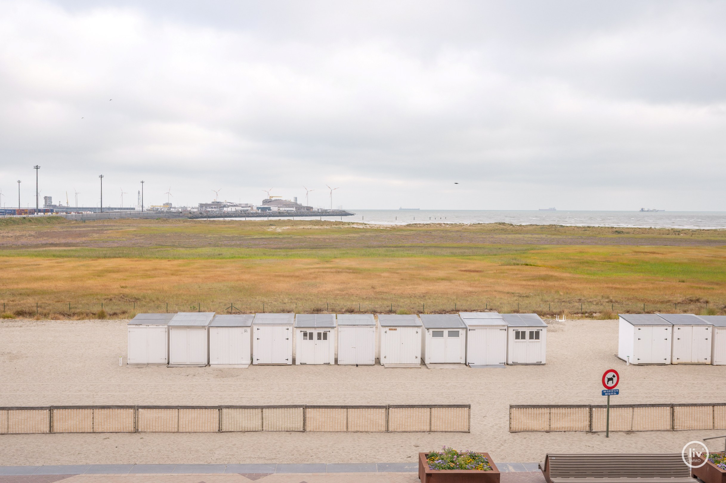 Ervaar het ultieme kustgevoel in dit recent gerenoveerde en instapklare studio, ideaal gelegen op de zeedijk van Knokke 