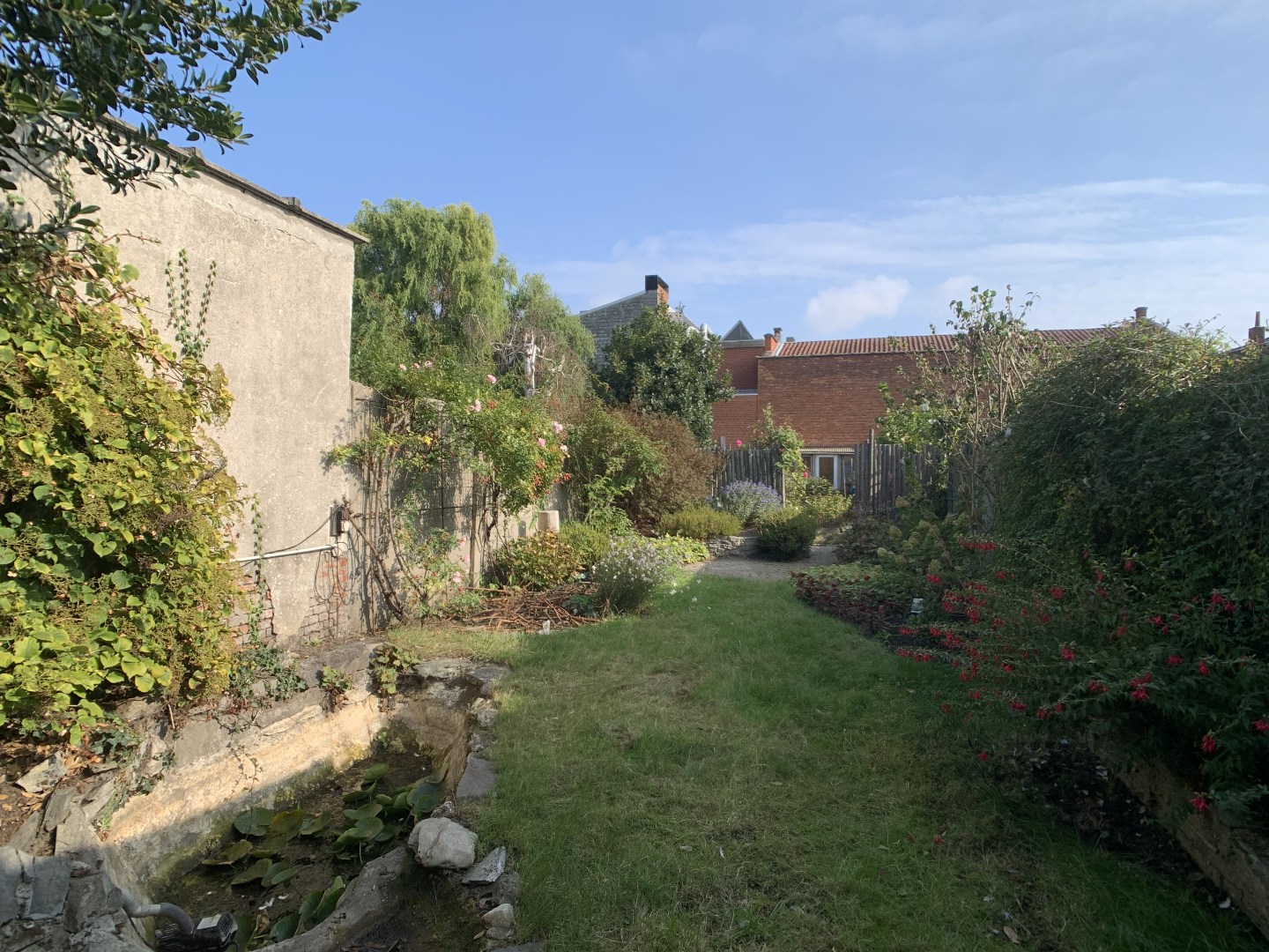 Te renoveren woning met groot potentieel in hartje Merksem! 