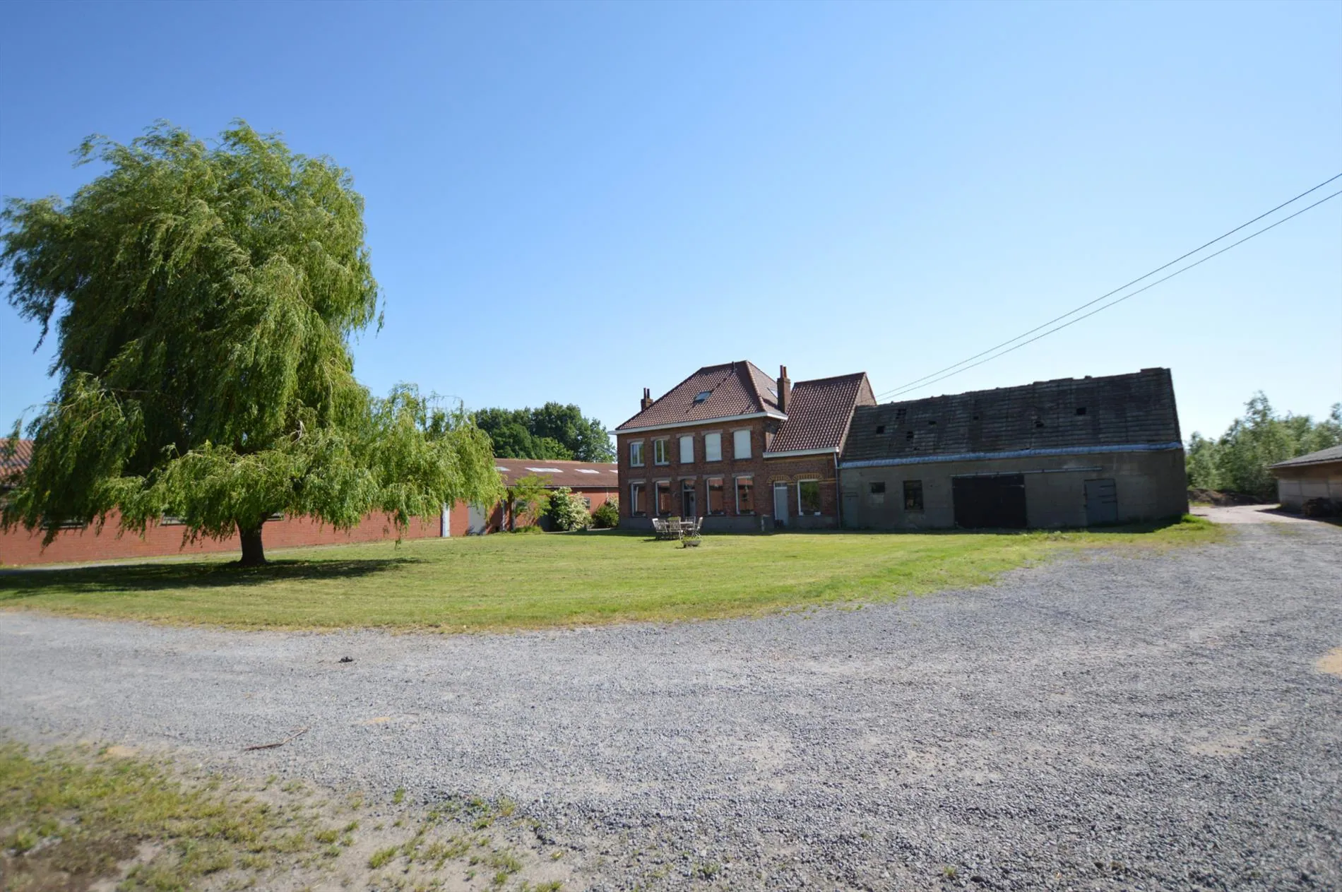 Recent gerenoveerde hoeve met verschillende bijgebouwen/stallingen te Eernegem