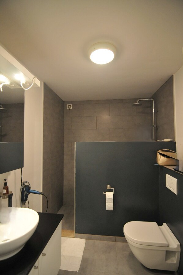 Ruime woning met 2 slaapkamers en bureau 