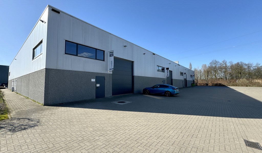 Magazijnen te huur langs kanaal in Sint-Lenaarts