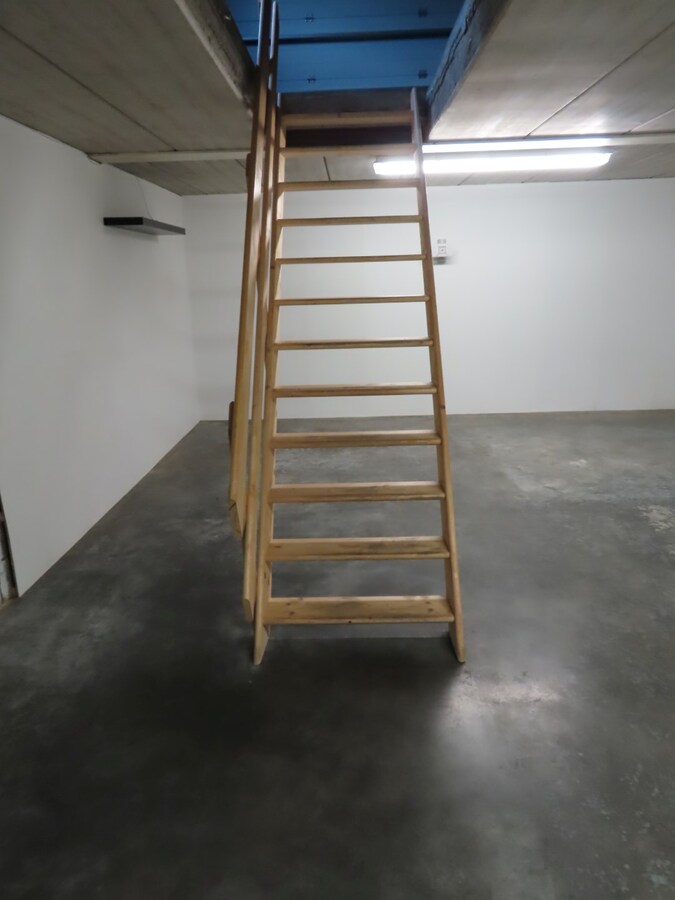 Prachtige villa, rustig gelegen te Houthalen. Dichtbij autosnelwegen en openbaar vervoer. Het centrum van Houthalen op 5 minuten en Hasselt op 15 minuten. 