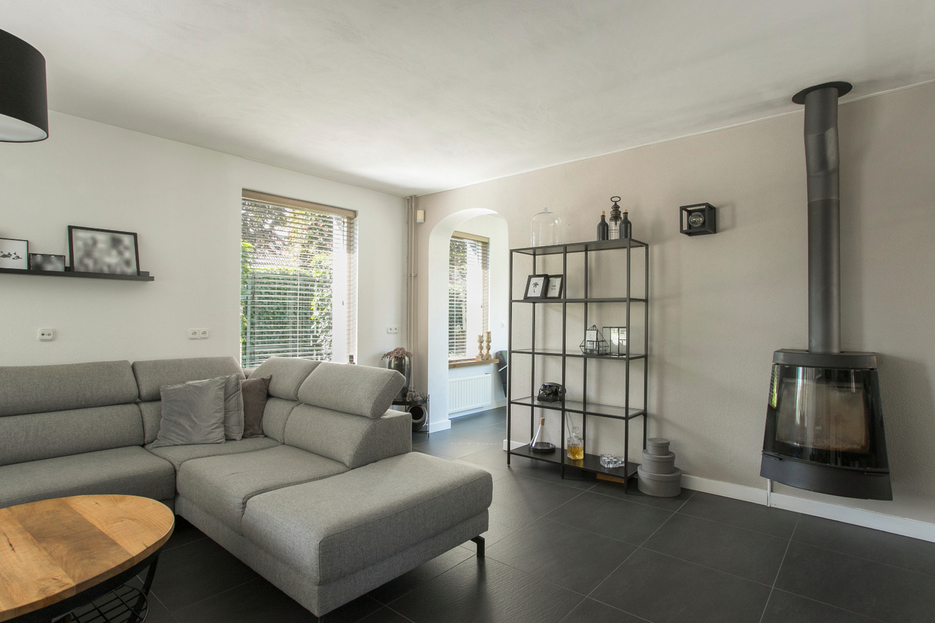 Deze moderne en royale vrijstaande woning staat op een rustige woonlocatie op een mooi hoekperceel. 