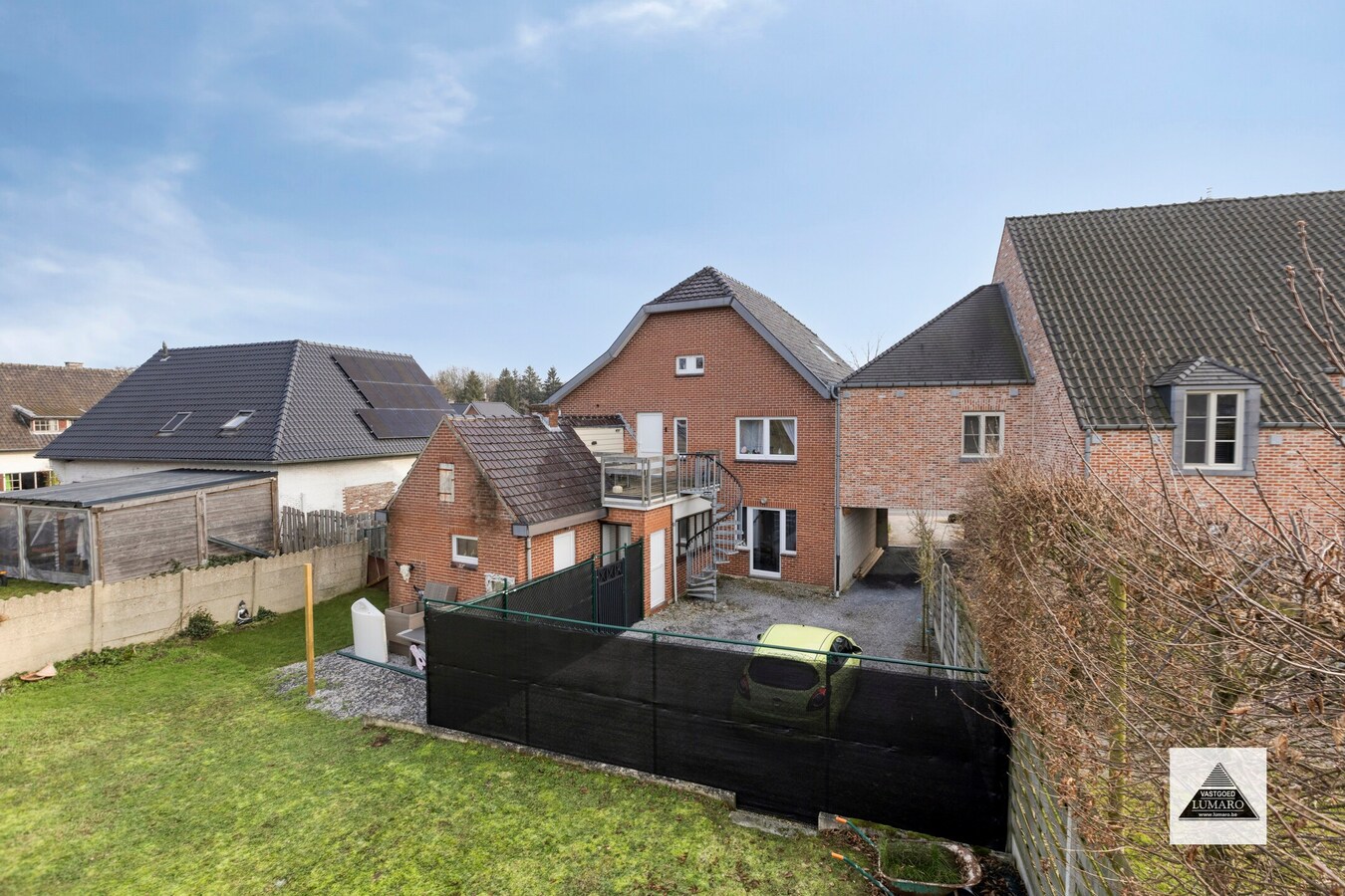 Vernieuwd duplex app. met 3 slaapkamers, terras, parking 