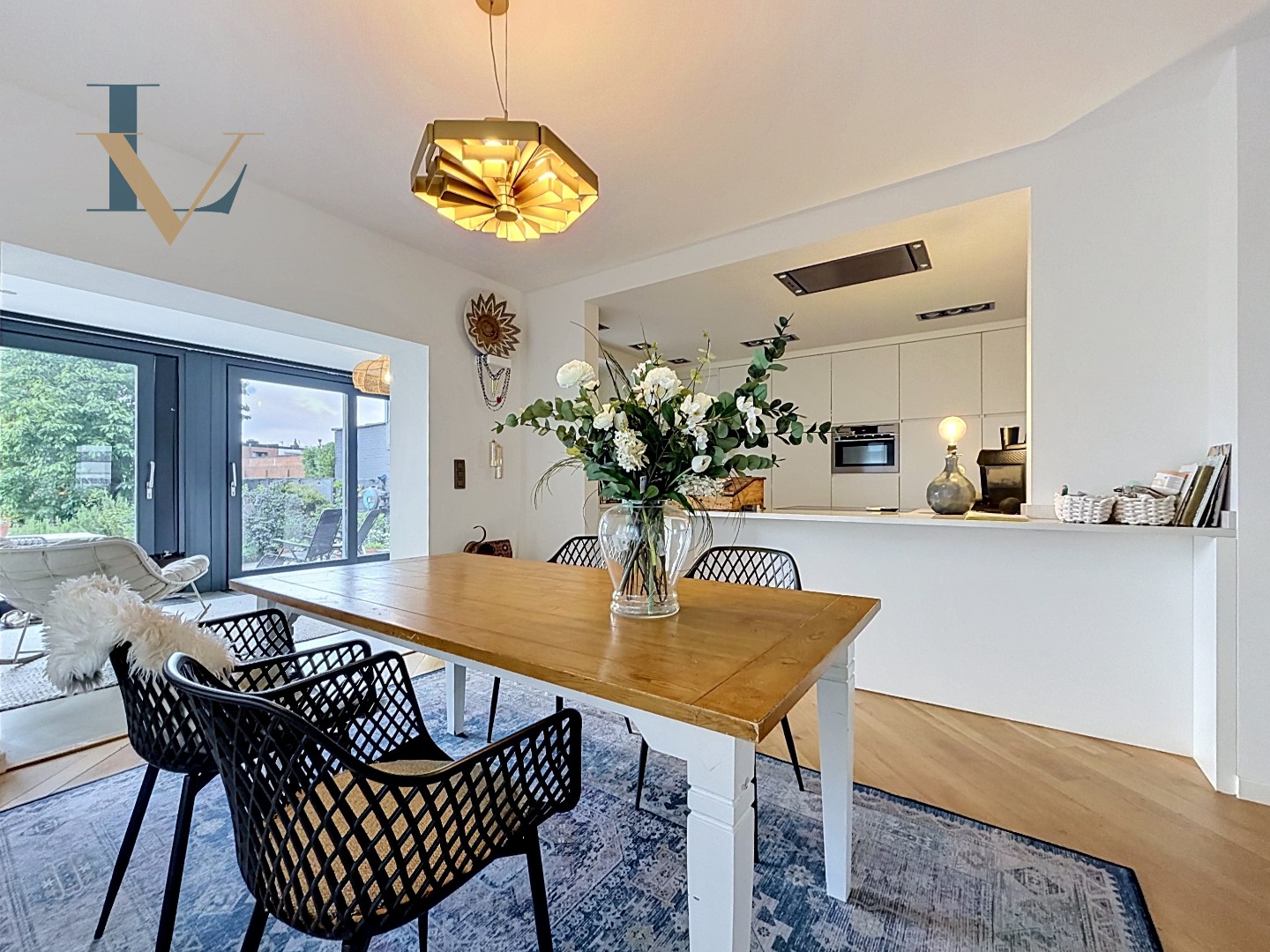 Charmante instapklare woning met 2 slpk. aan de vaart in Schoten nabij het centrum. 