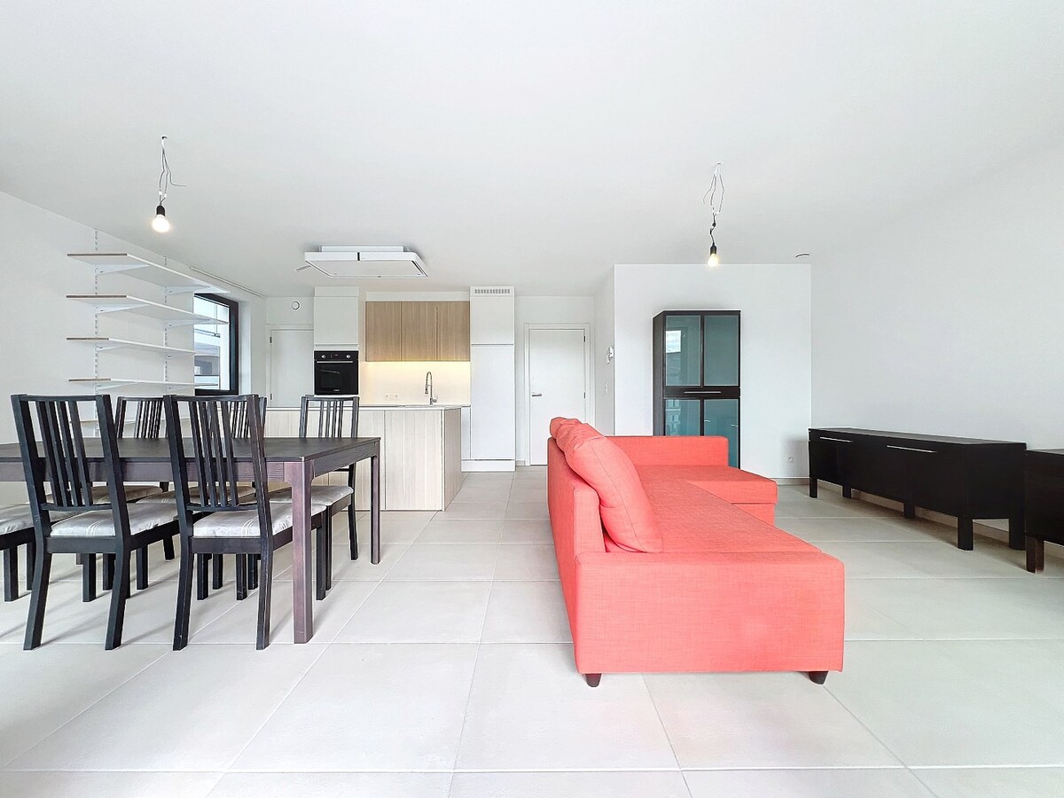 Gelijkvloers nieuwbouwapp. met tuin en garage, centrum Herzele 