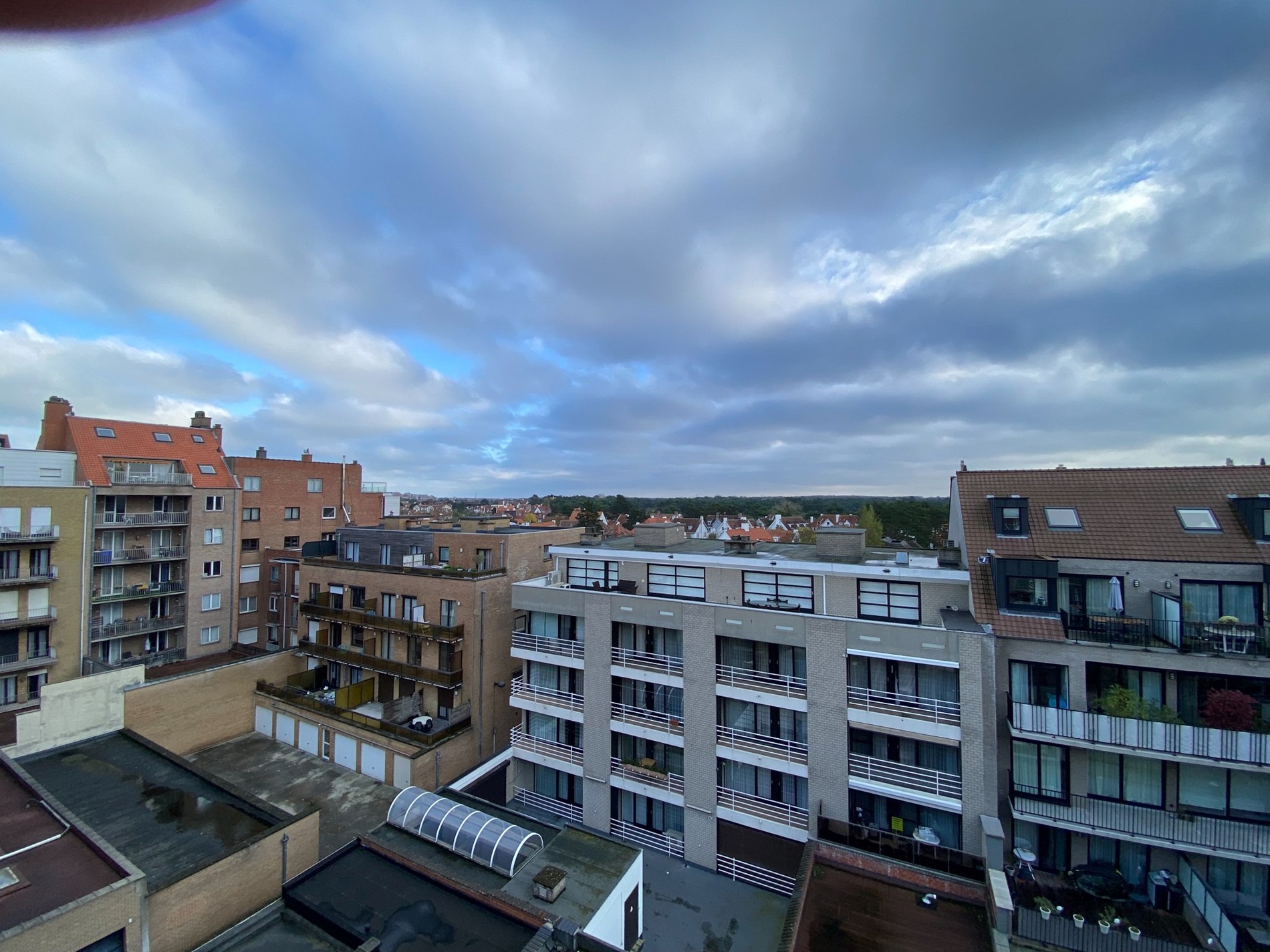 Appartement en duplex avec 3 chambres à coucher complètes et deux grandes terrasses ensoleillées offrant une vue dégagée, situé du côté ensoleillé de l'avenue Lippens. 