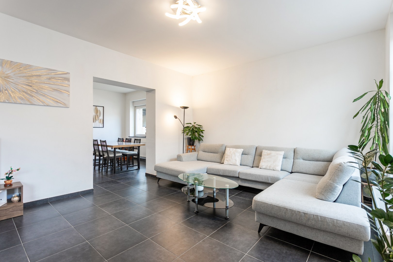 Maison rénové avec 4 chambres et local de stockage 