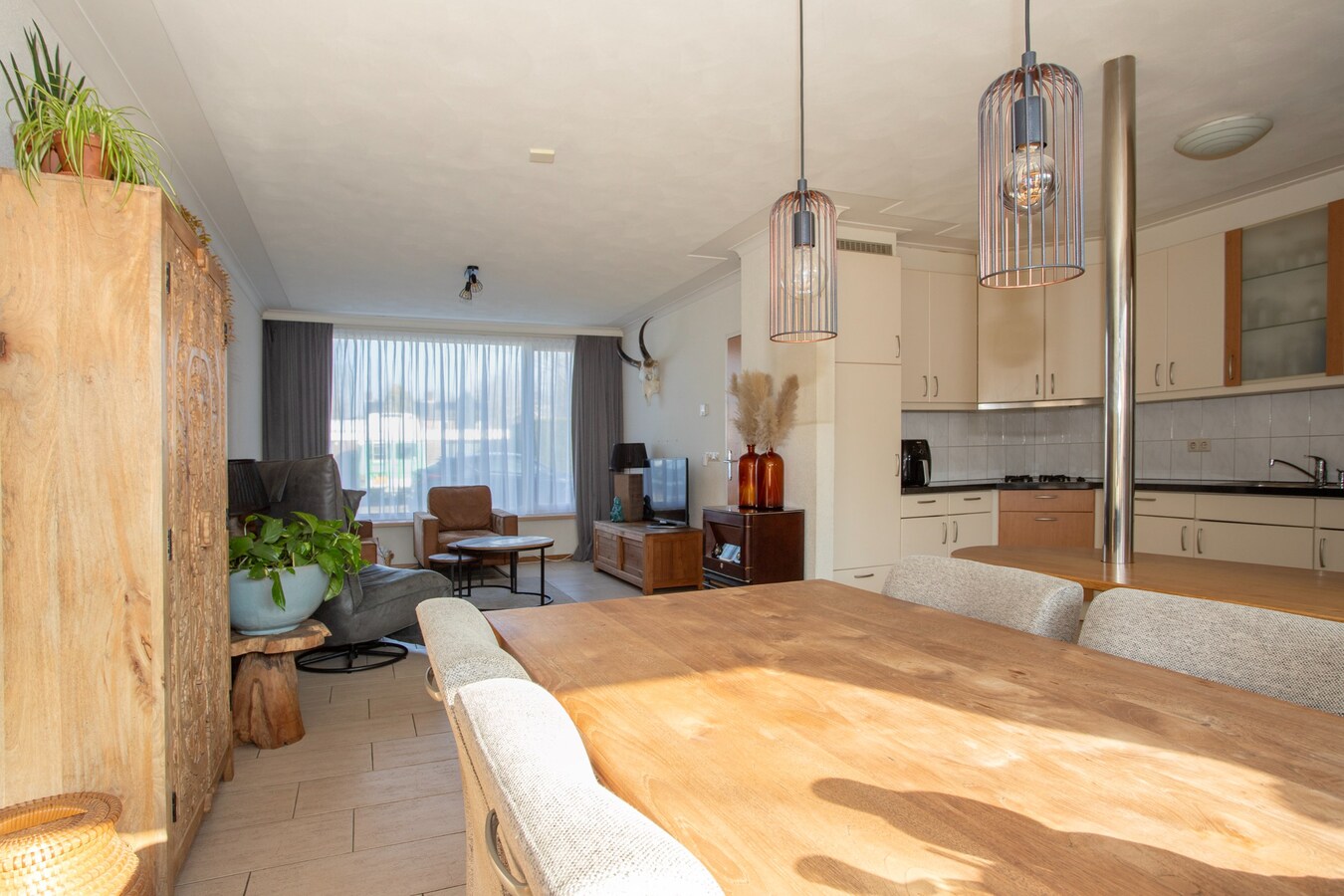 Uitgebouwde middenwoning met grote berging (28 m2) gelegen in een gewilde woonwijk in Bladel. 