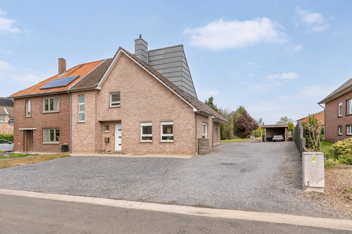 Ruime woning in Dorne(Maaseik) met 4 slaapkamers, gelegen op een uitzonderlijk ruim perceel. 