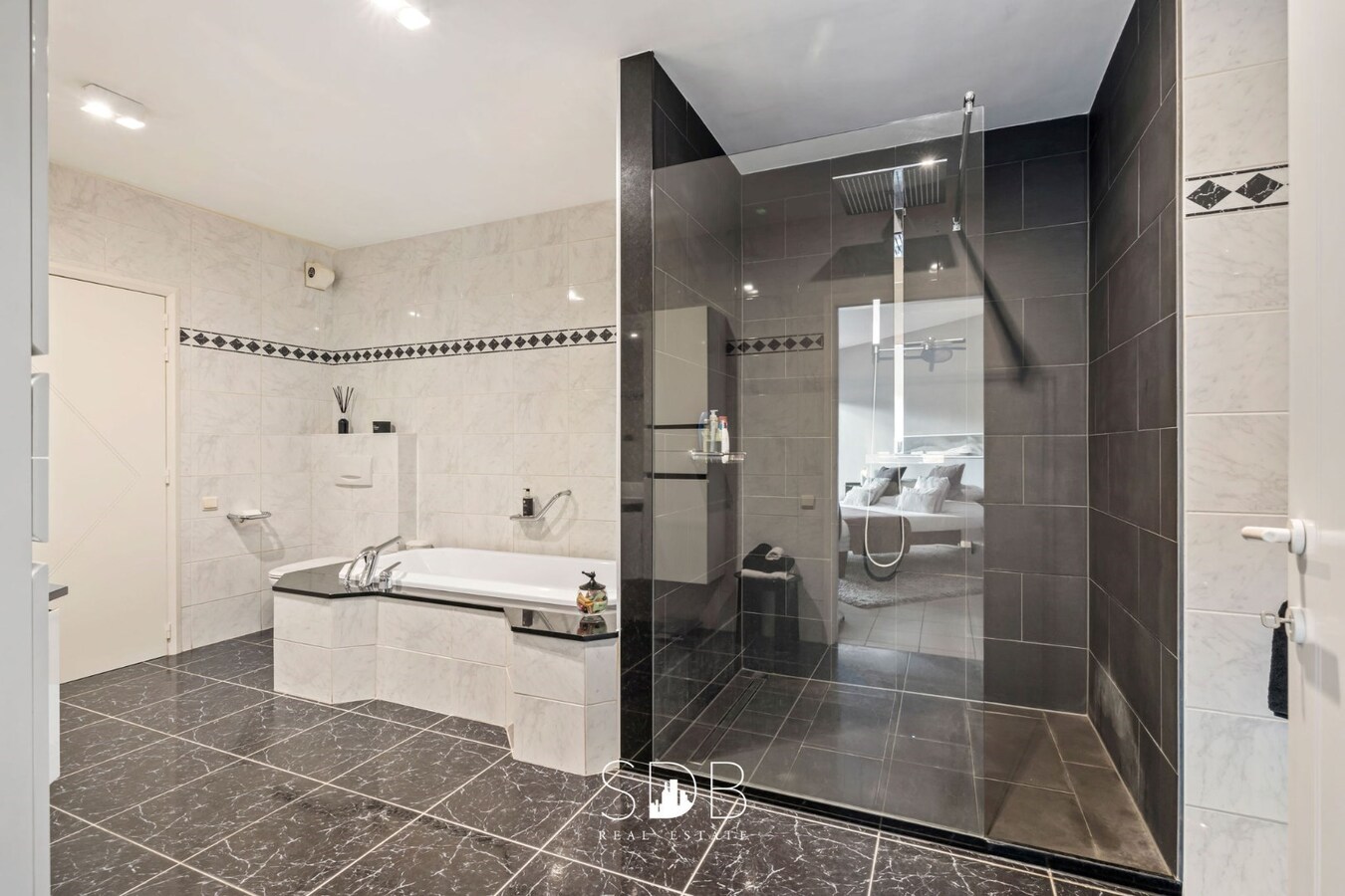 Prachtige ruime villa met gezinstuin + appartement op 2.135m² 