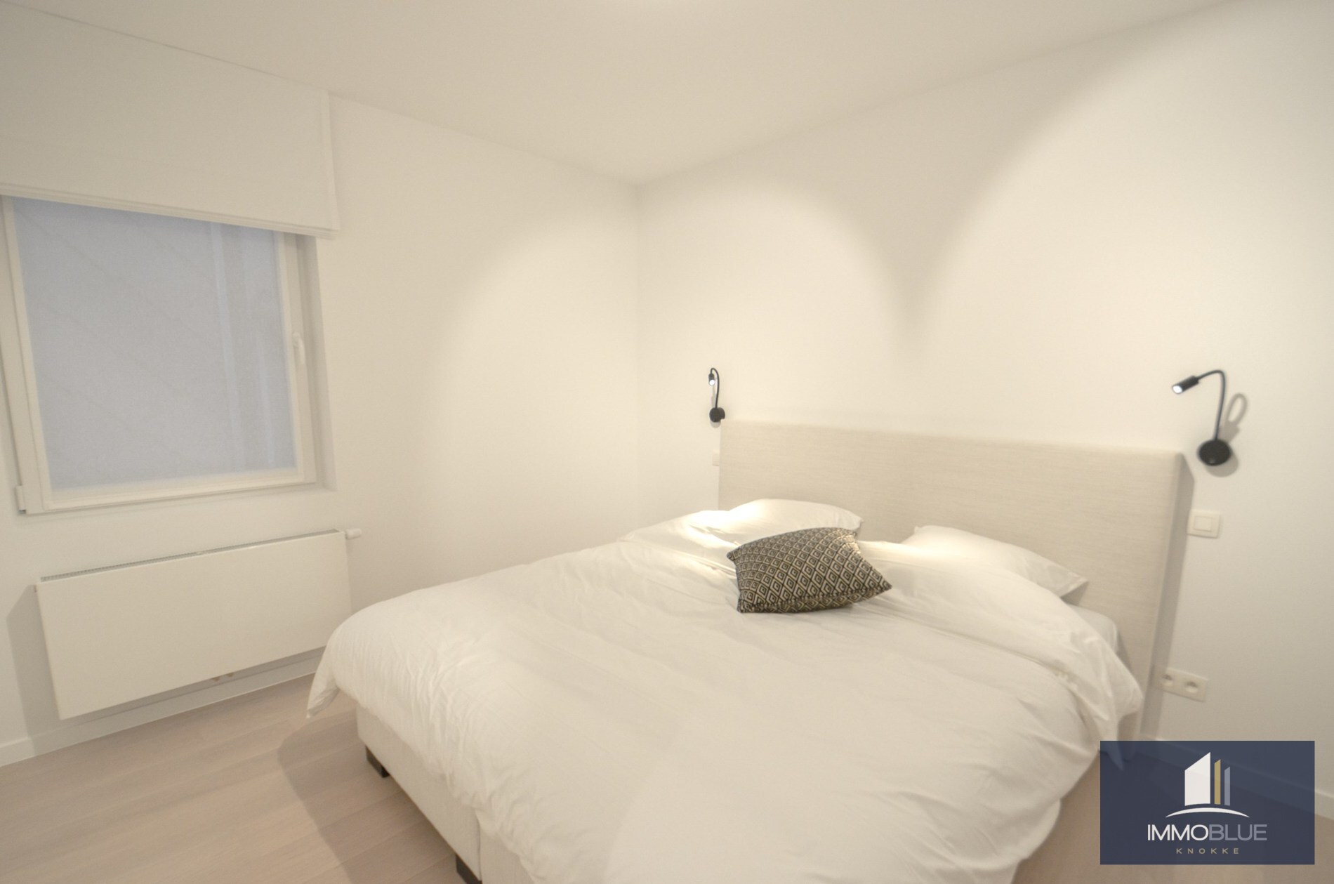 Appartement intemporel, récemment entièrement rénové, avec vue latérale sur la mer, situé au Zoute. 