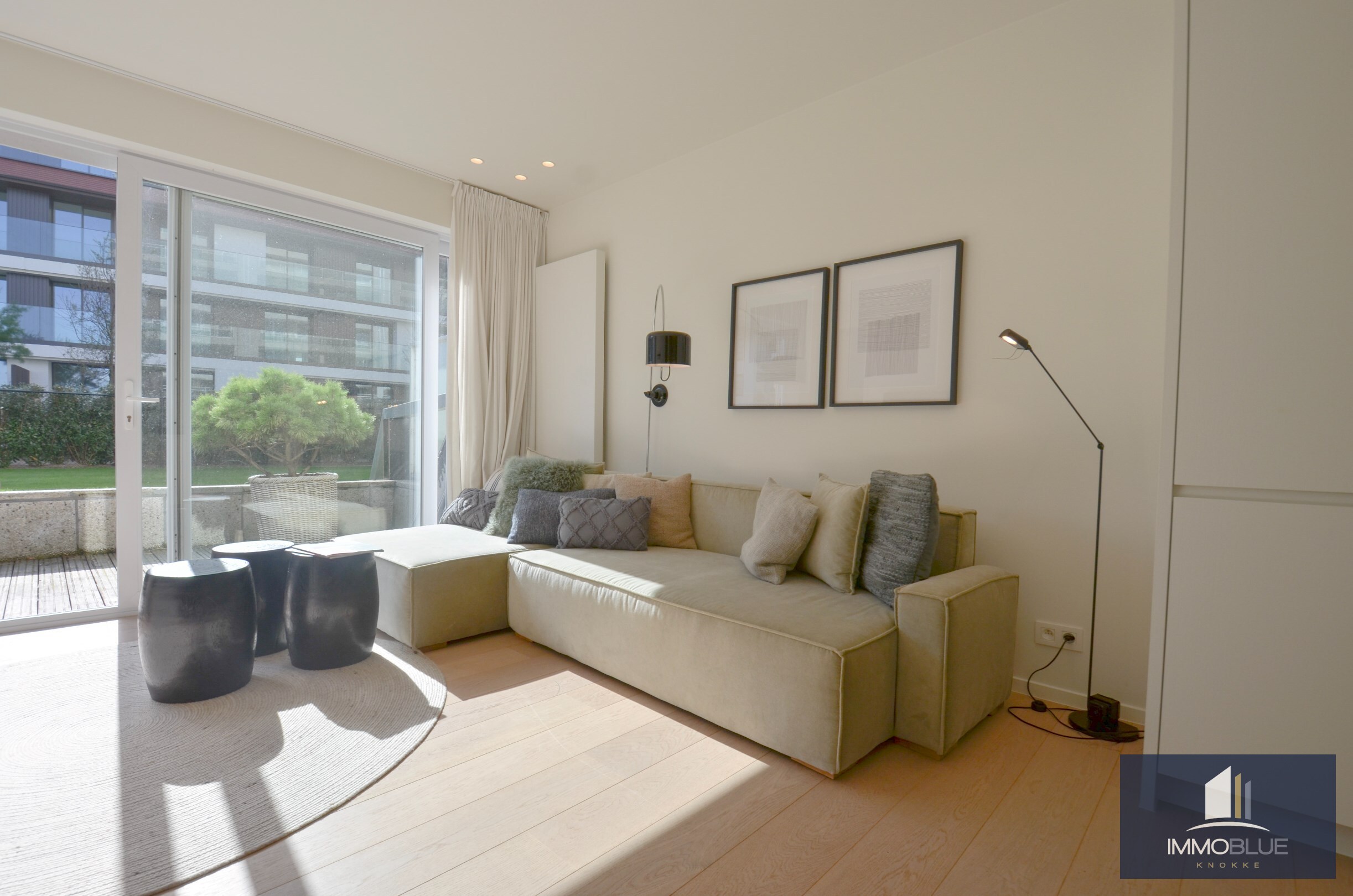 Volledig gerenoveerd hoek-appartement met een ruim zuid gericht terras gelegen aan de Zeedijk in het Zoute. 