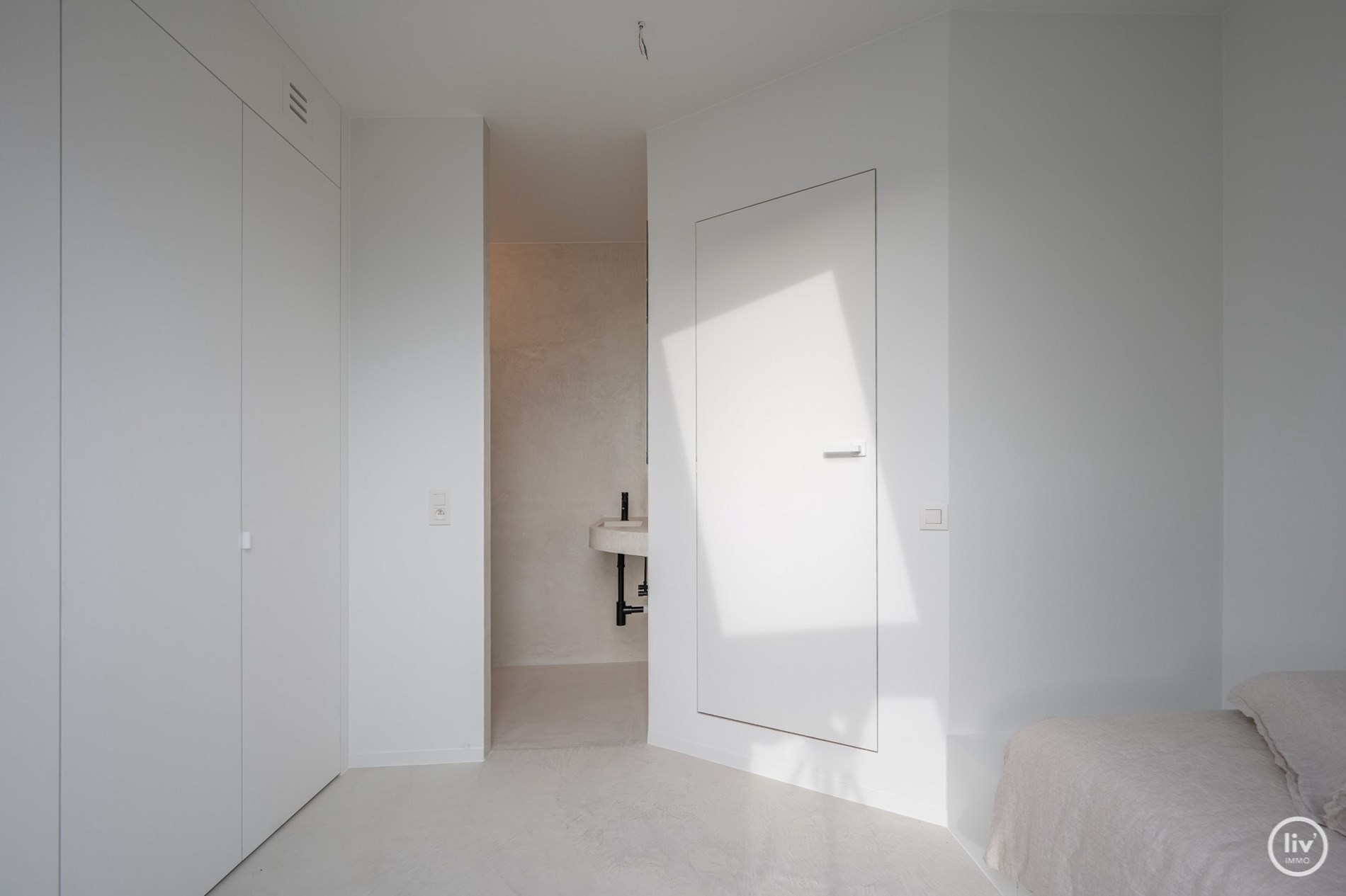 Superbe appartement en duplex magnifiquement rénové avec une spacieuse terrasse orientée vers l'ouest, situé sur la Lippenslaan à Knokke. 