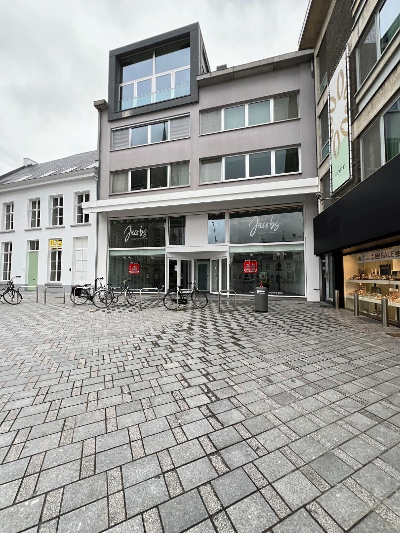 Ruim handelspand (+/- 400m²) te huur gelegen op TOPLOCATIE in Geel! 