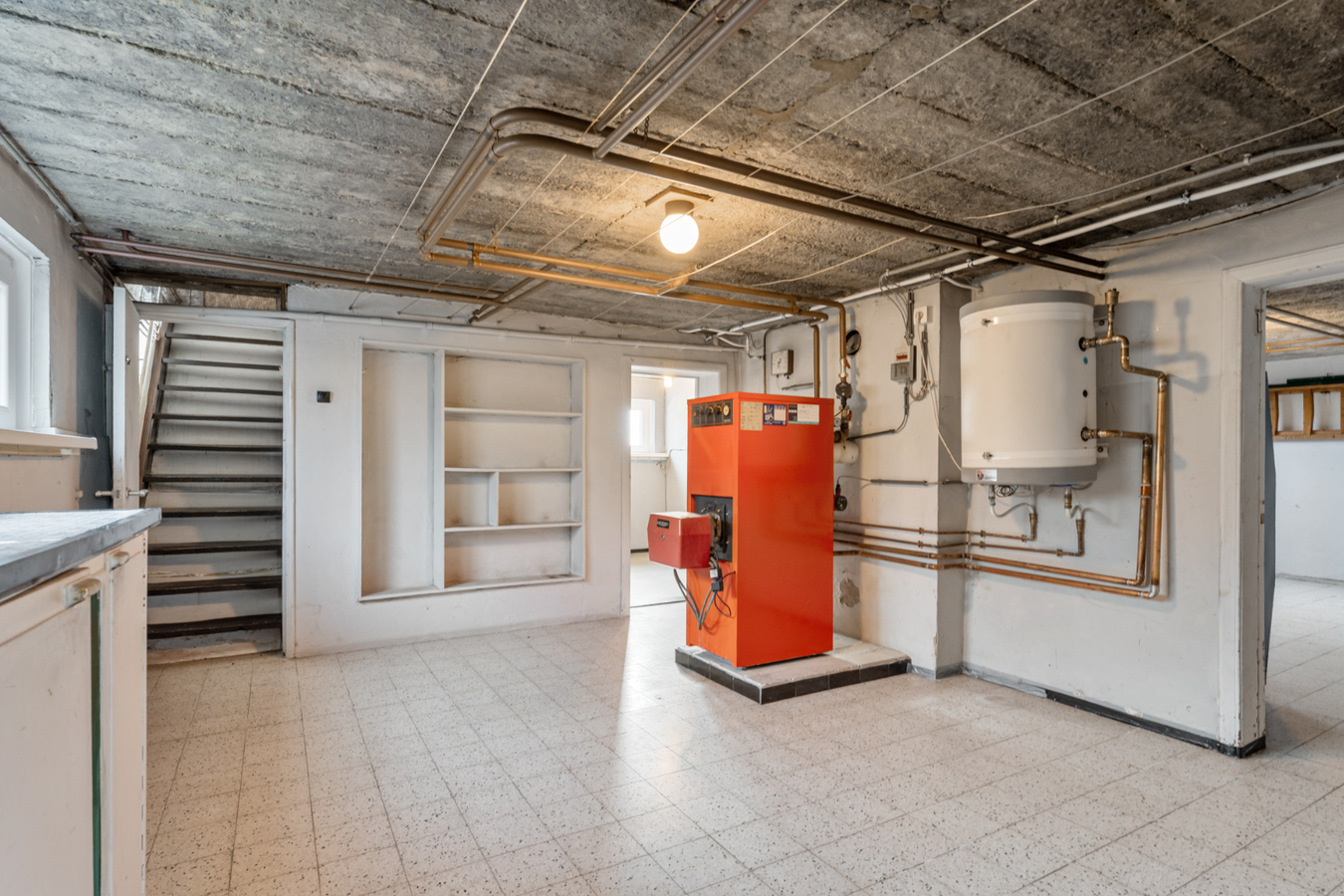 Op te frissen, halfvrijstaande gelijkvloerse woning gelegen in een rustige omgeving op 8a58ca. 