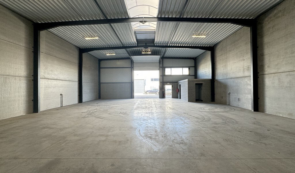 Magazijnen te huur langs kanaal in Sint-Lenaarts