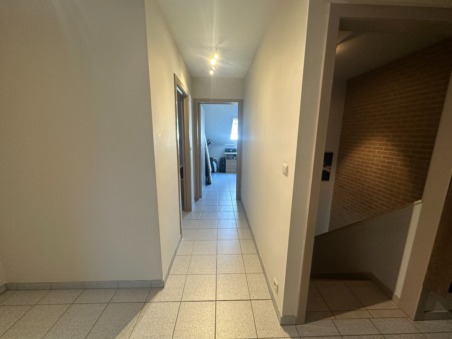 Ruim appartement met 3 slpk, terrasje en autostaanplaats, Eernegem. 