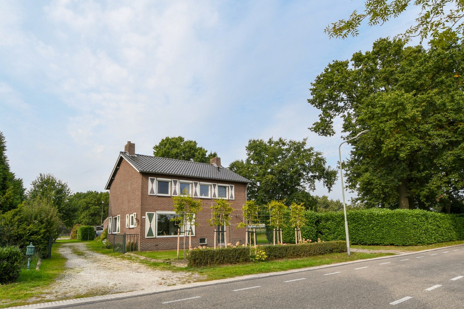 Vrijstaand woonhuis met inpandige garage, stal met 2 paardenboxen, vrijstaande inloopstal en verlichte zandpaddock met longeercirkel op een perceel van ruim 18.500 m2. Ideaal voor paardenliefhebbers. 