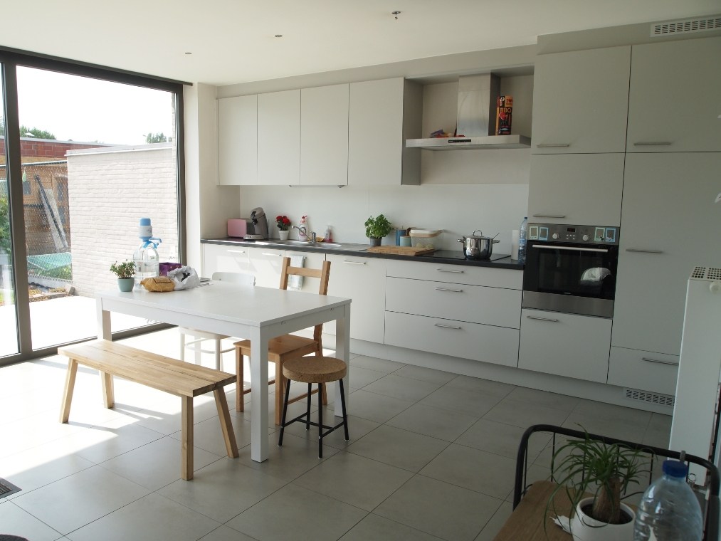 Ruime recente halfwoning met 3 slaapkamers, tuin en garage,  Tategemstraat 34, 8790 Waregem 
