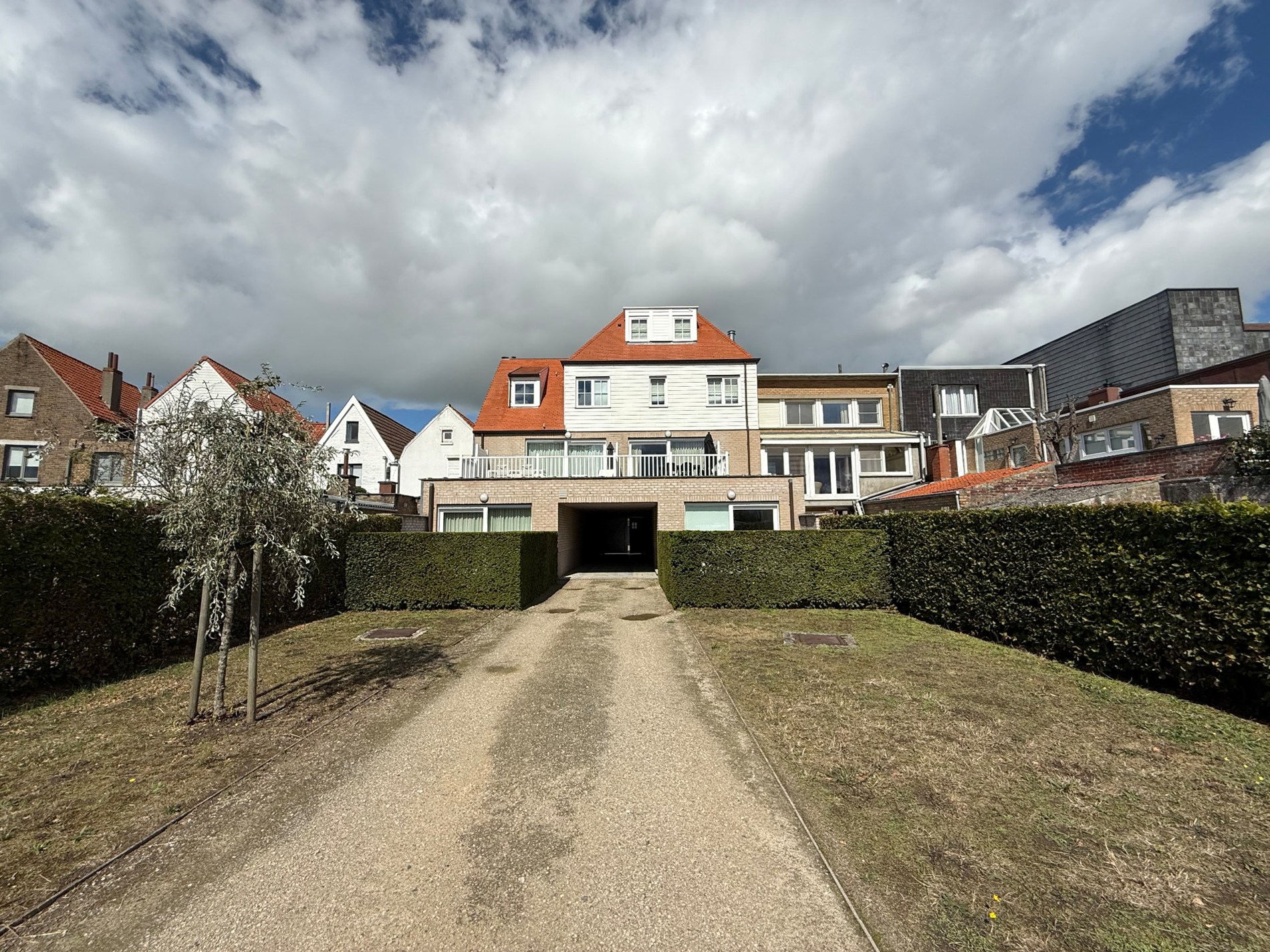 ONGEMEUBELD - Prachtige bel-étage, rustig gelegen te Oud Knokke doch op fietsafstand van het strand. 