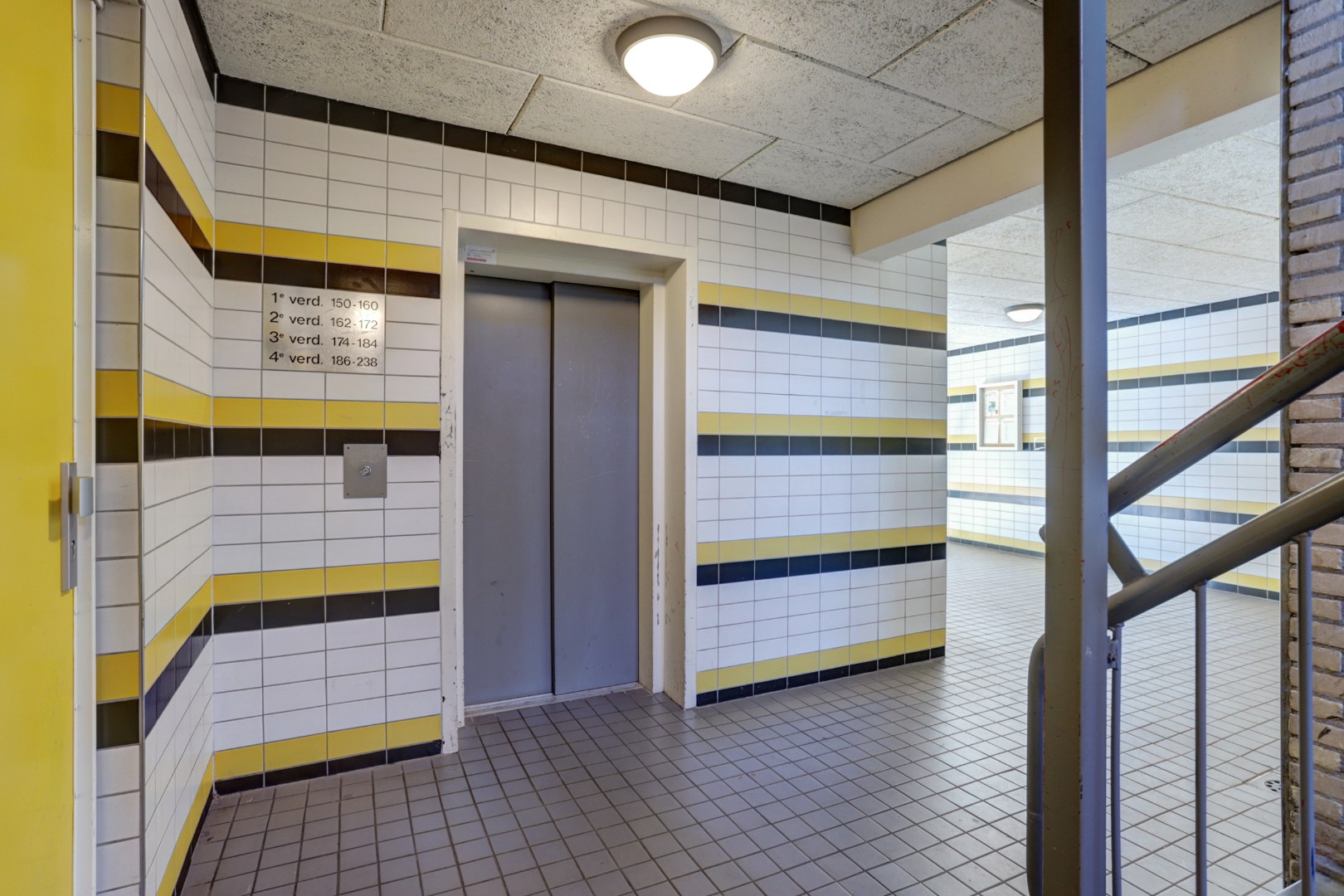 Zonder klussen te betrekken dit 2-kamer appartement op de 4e verdieping met zonnig balkon, moderne badkamer, 1 slaapkamer en berging in de onderbouw! 