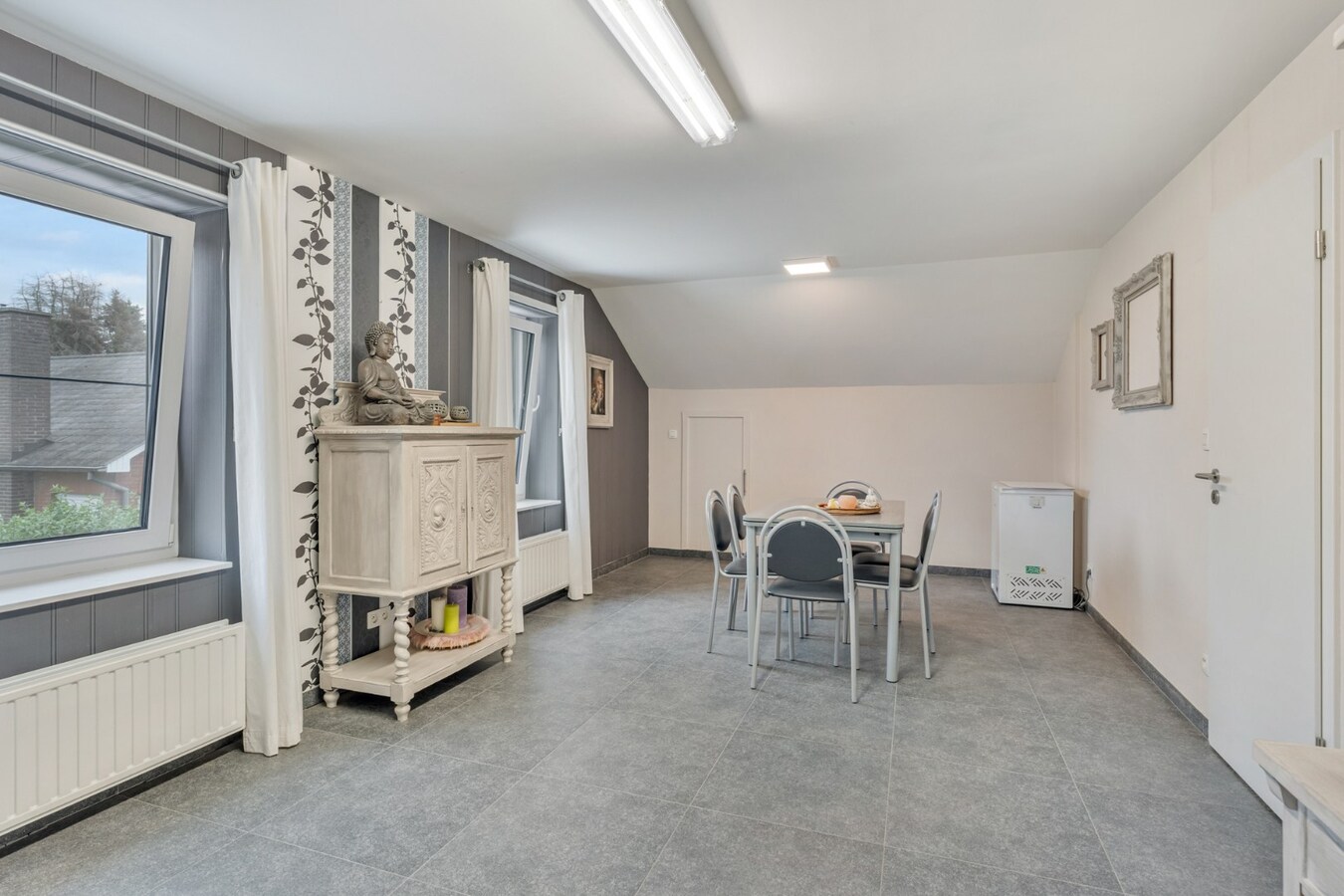Zeer goed onderhouden en praktisch ingedeelde gezinswoning met 4 slaapkamers en prachtige tuin. 
