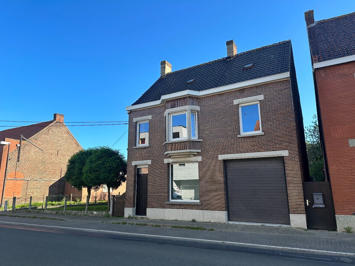 Verrassend ruime woning met grote garage op een boogscheut van het centrum 