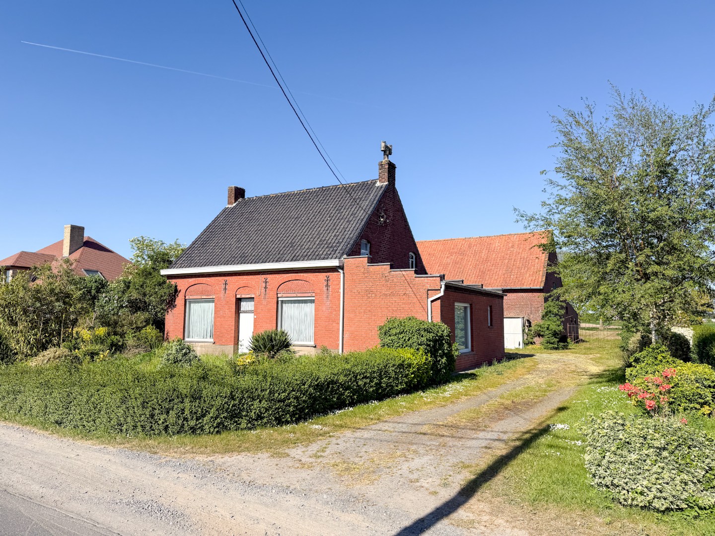 Landelijke hoeve-woning op ruim perceel, met weide en stallingen. 