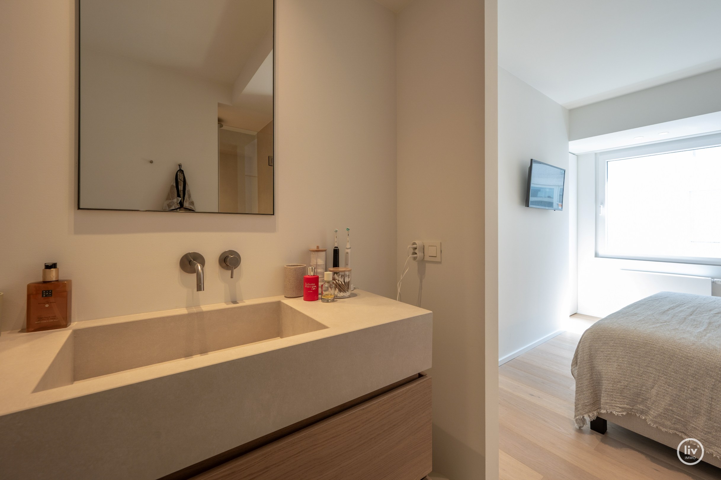Prachtig, ruim (131 m2) HOEKappartement, volledig gerenoveerd centraal gelegen op de Lippenslaan vlakbij de zeedijk te Knokke. 