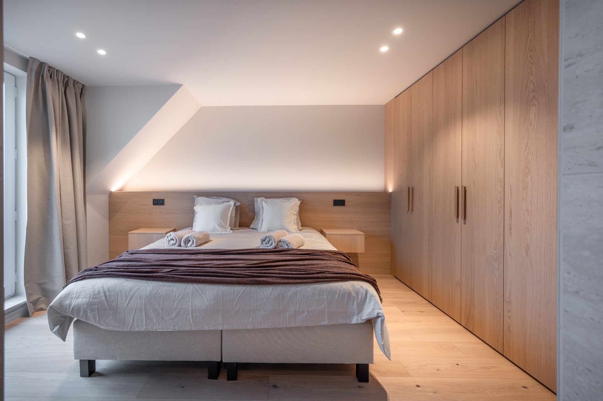 Appartement en duplex spacieux et rénové, orienté plein sud, situé dans un emplacement exceptionnel sur la Lippenslaan. 