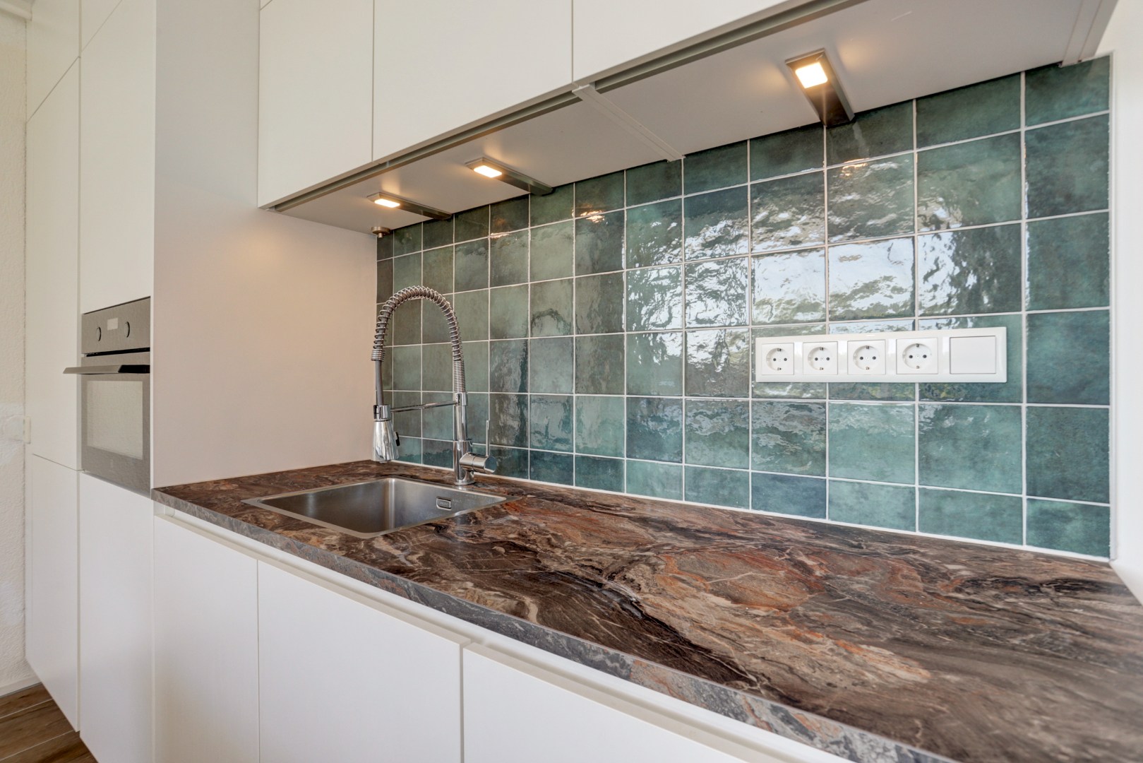Instapklaar 3- (voorheen 4) kamer appartement op de 2e etage met moderne keuken met kookeiland, 2 balkons, 2 riante slaapkamers, moderne badkamer en gelegen op eigen grond! 