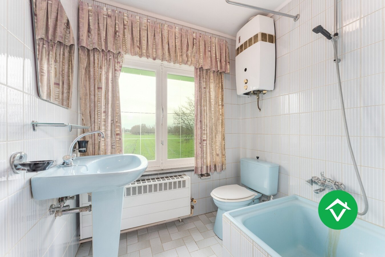 Op te frissen gezinswoning met twee garages en landelijk zicht te Eernegem 