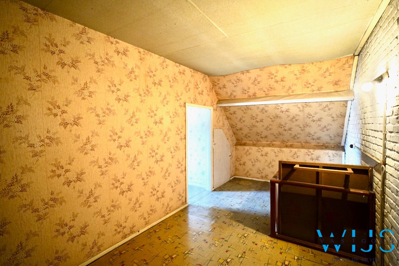 Op te frissen woning met tuin &amp; 2 garages te Rieme ! 