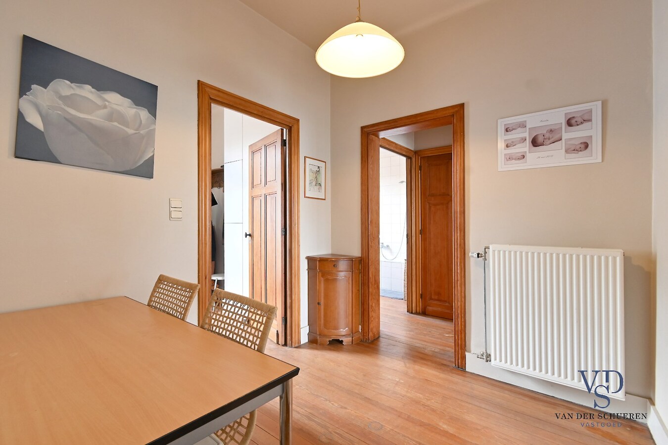 Commercieel gelijkvloers met ruime duplex en tuin. 