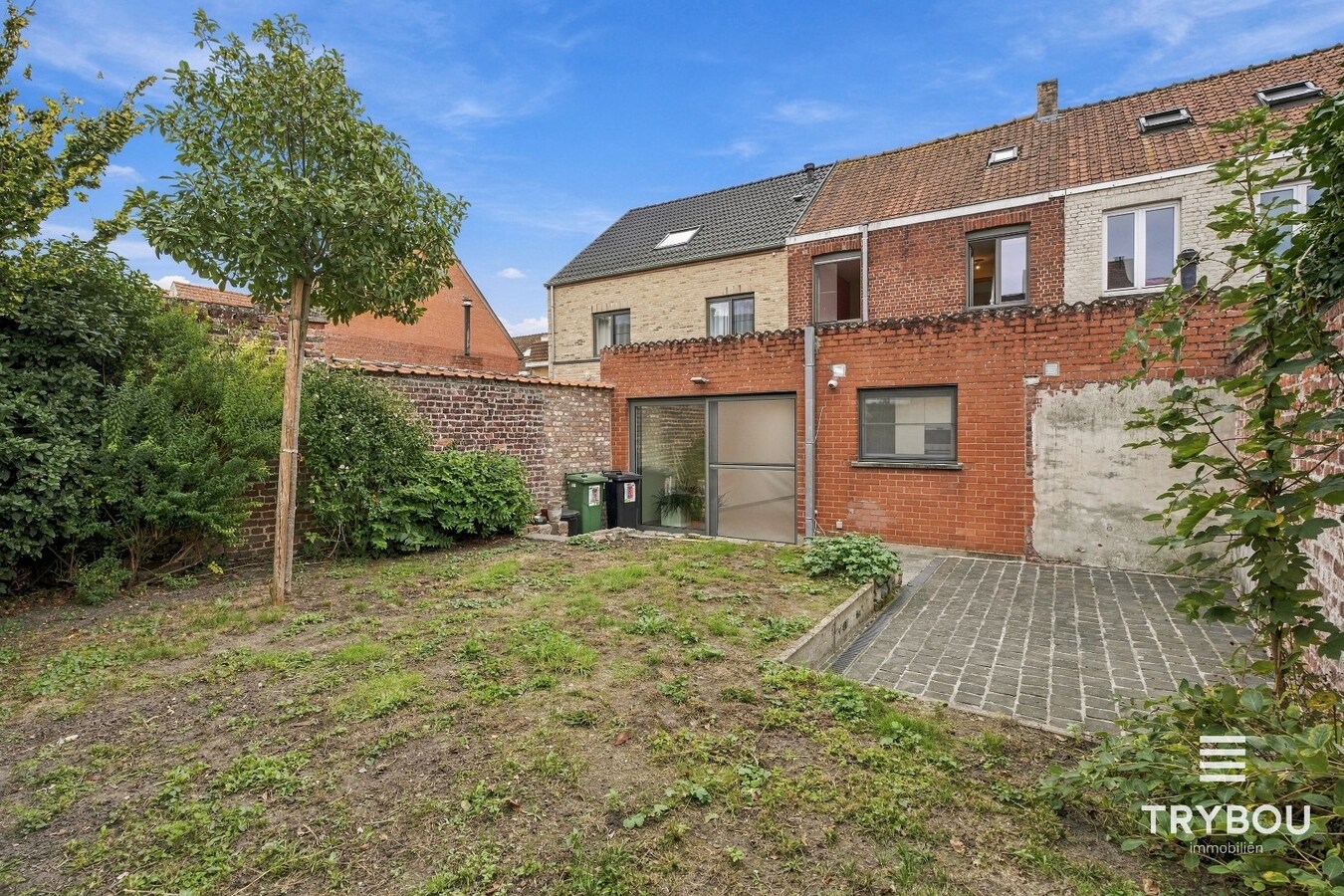 Ruime rijwoning in het centrum van Ieper! 