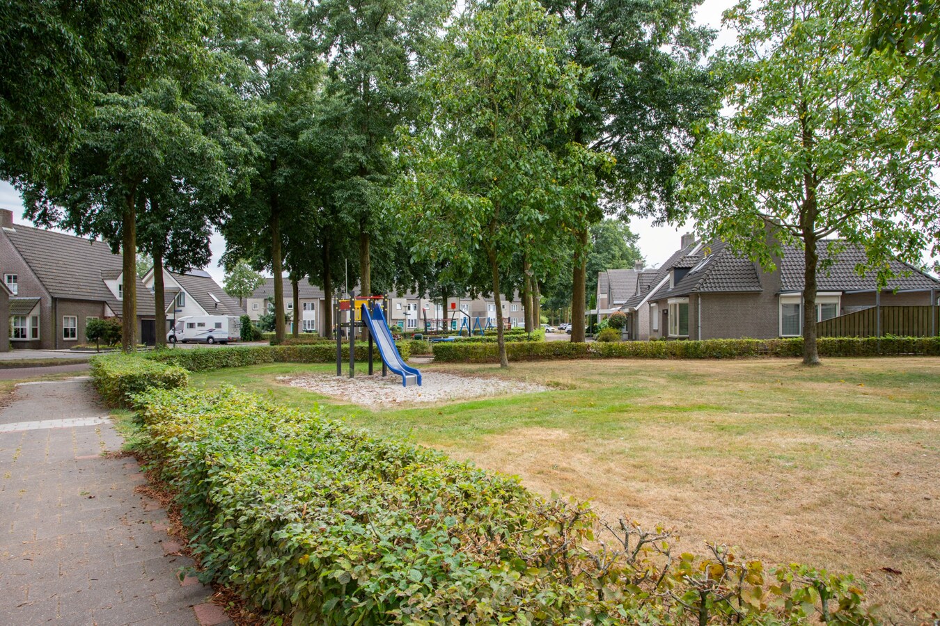 Vrijstaande degelijk gebouwde woning met inpandige dubbele garage. 