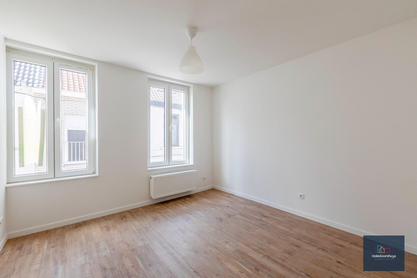 Instapklare gerenoveerde woning in rij met terras, tuin en garagebox 