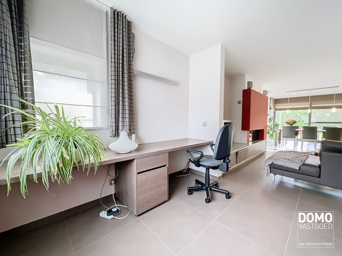 MODERNE OPEN BEBOUWING MET TUIN, INPANDIGE GARAGE EN 2 SLAAPKAMERS TE STOKROOIE 