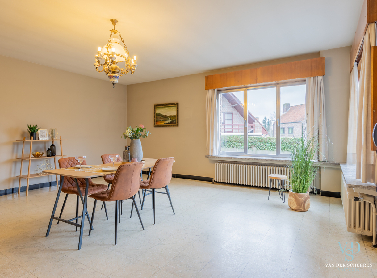 Degelijke, bijzonder ruime woning te Dikkelvenne. 