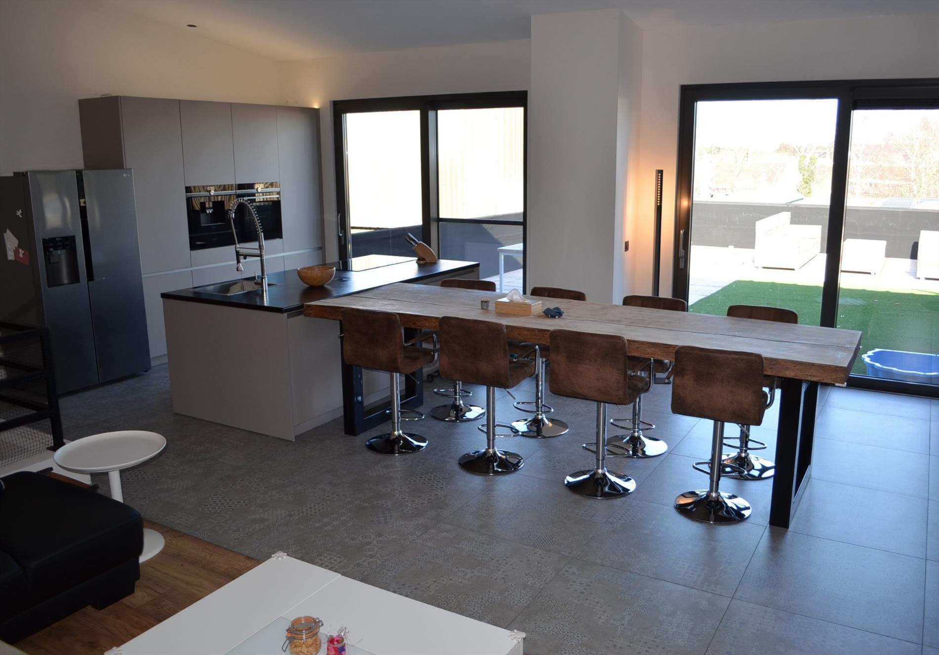 Magazijn (+/- 650m²), nieuwbouw duplex loft en bureau op 921m² goed gelegen te Maldegem 